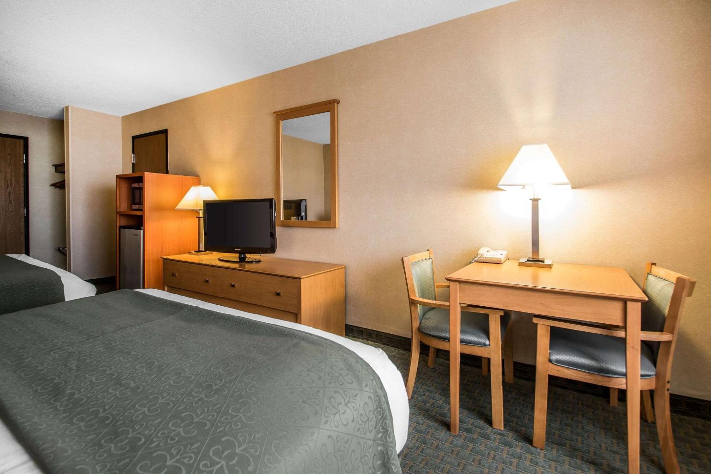Queen Room with Two Queen Beds - Non-Smoking - Photo 2