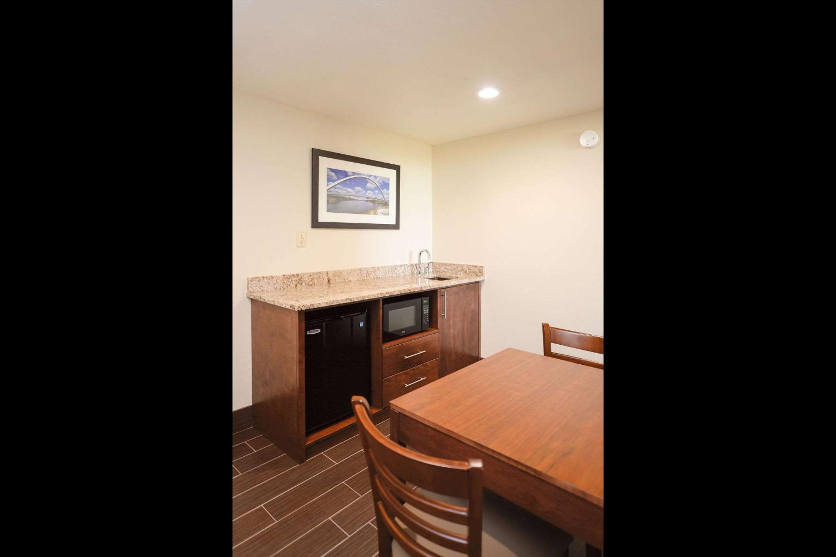 King Suite with River View  - Photo 5