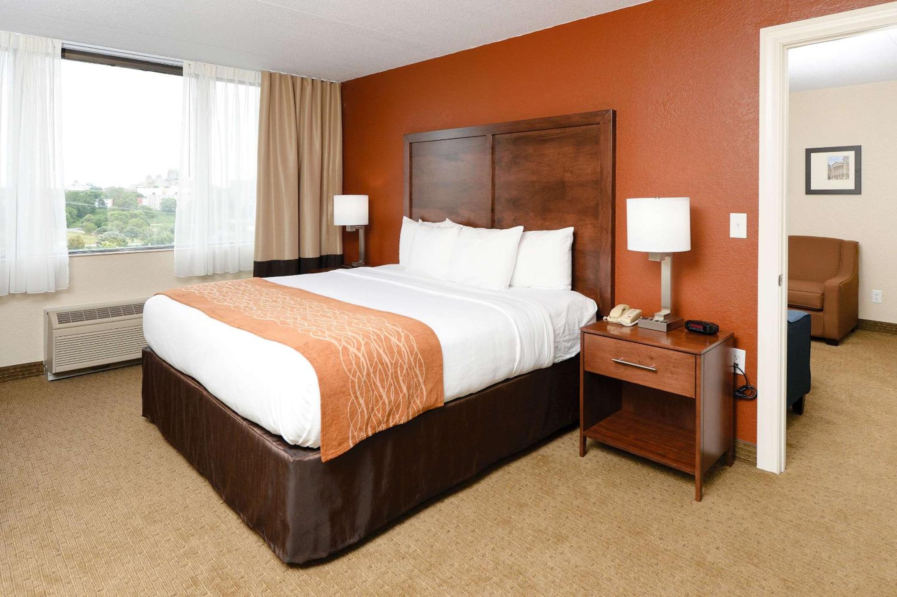 King Suite with River View  - Photo 6