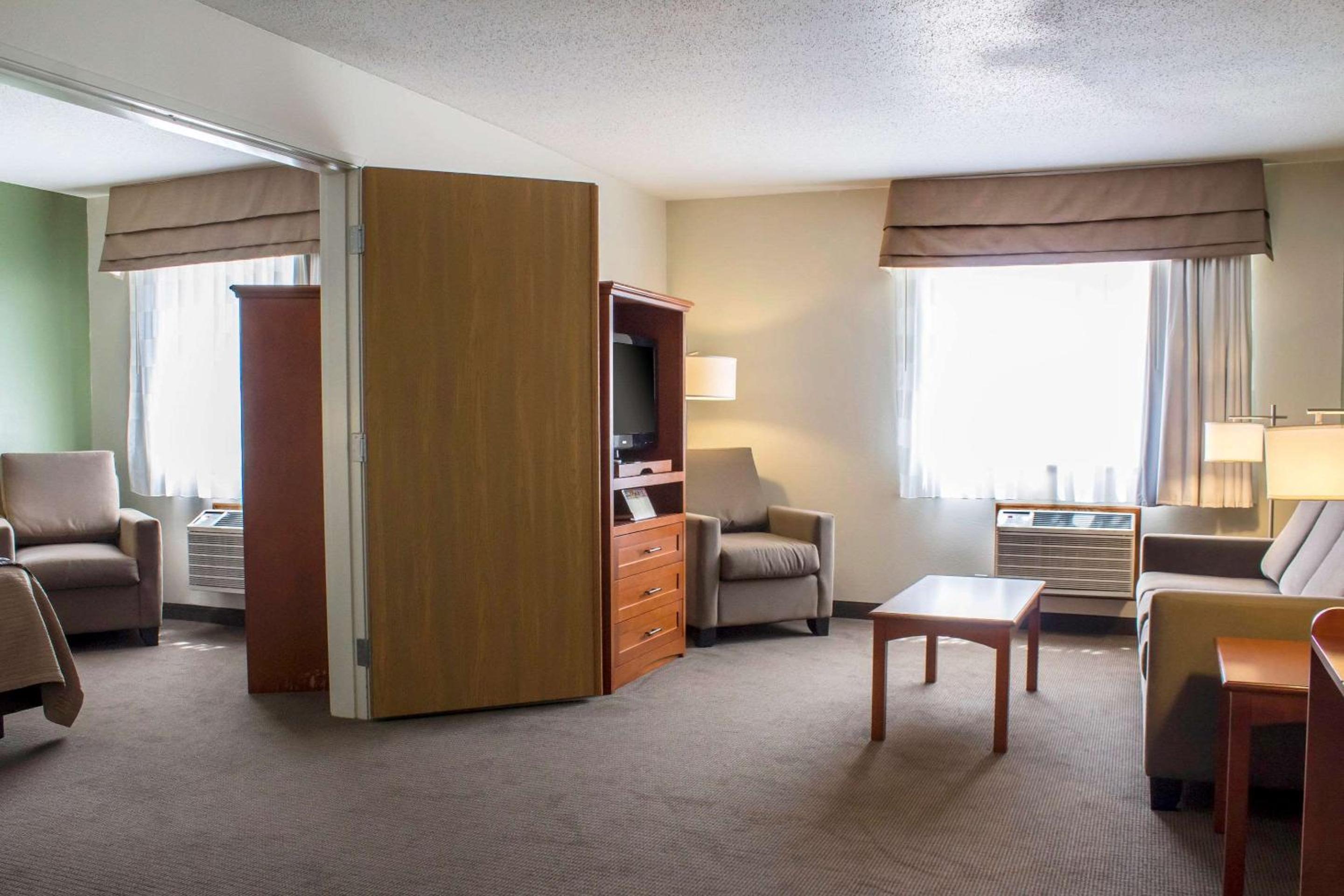 King Suite - Accessible/Non-Smoking photo 3