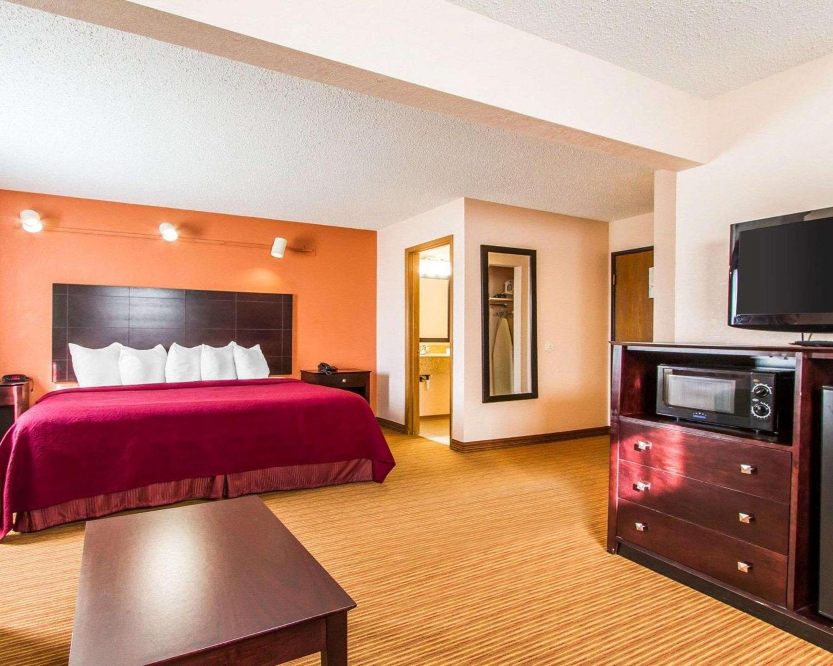 King Suite - Non-Smoking - Photo 3