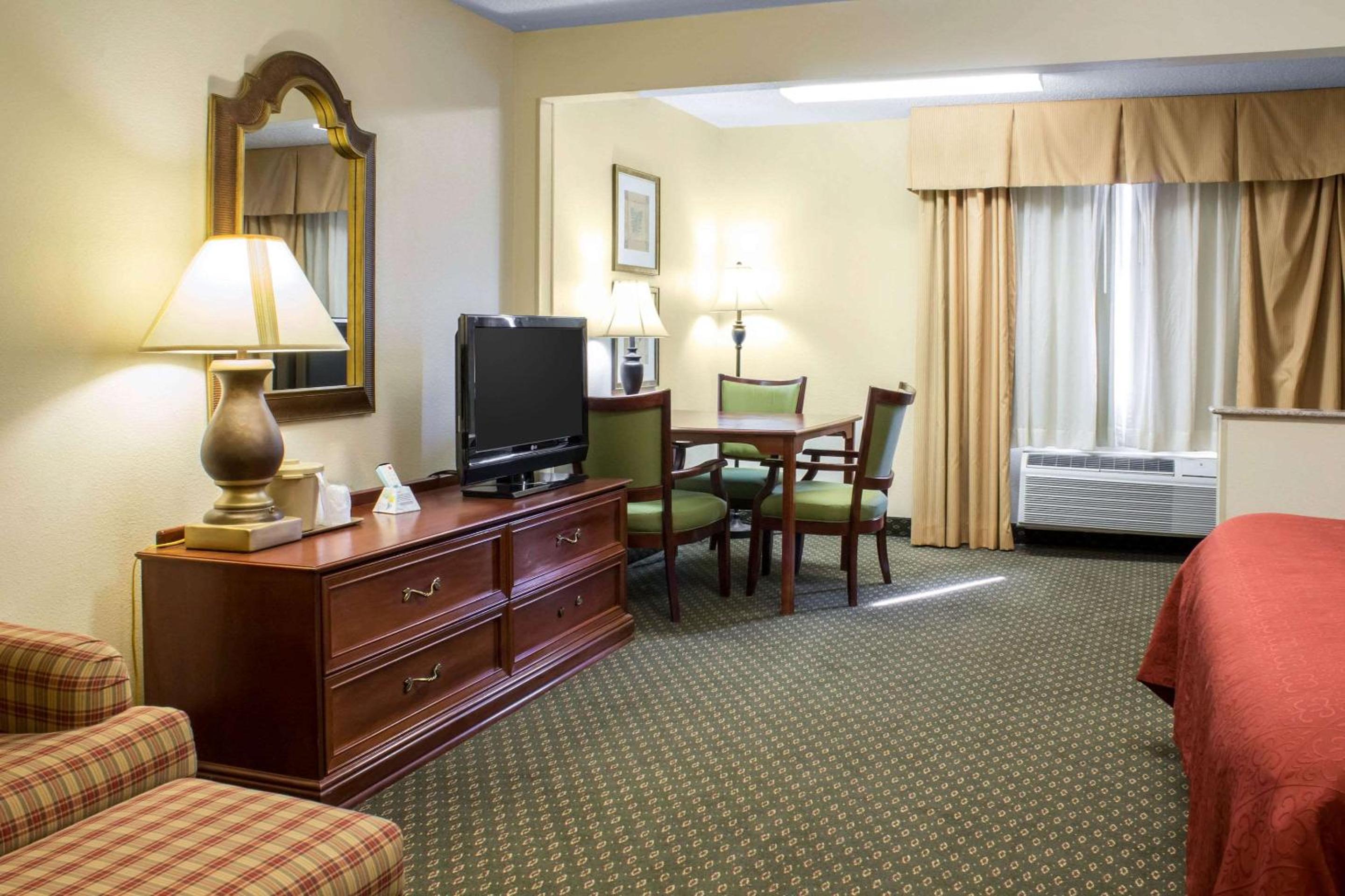 King Suite - Non-Smoking photo 2