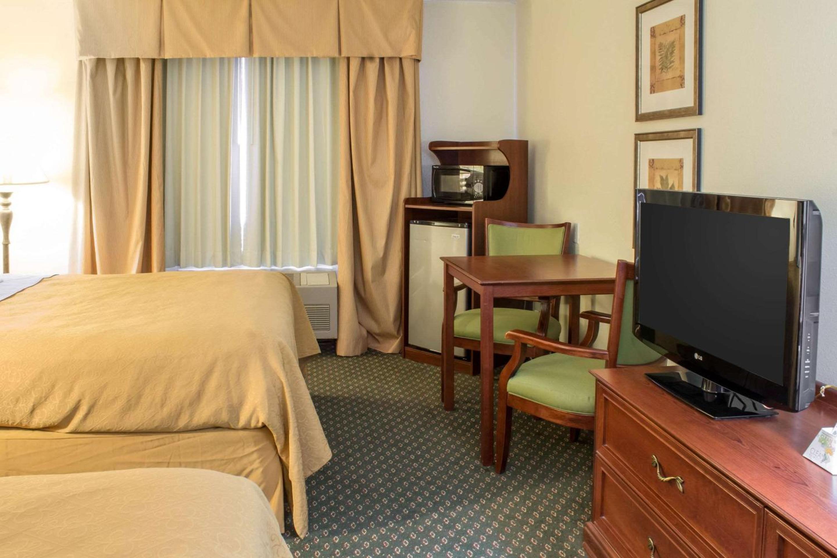 Queen Room with Two Queen Beds - Non-Smoking photo 1