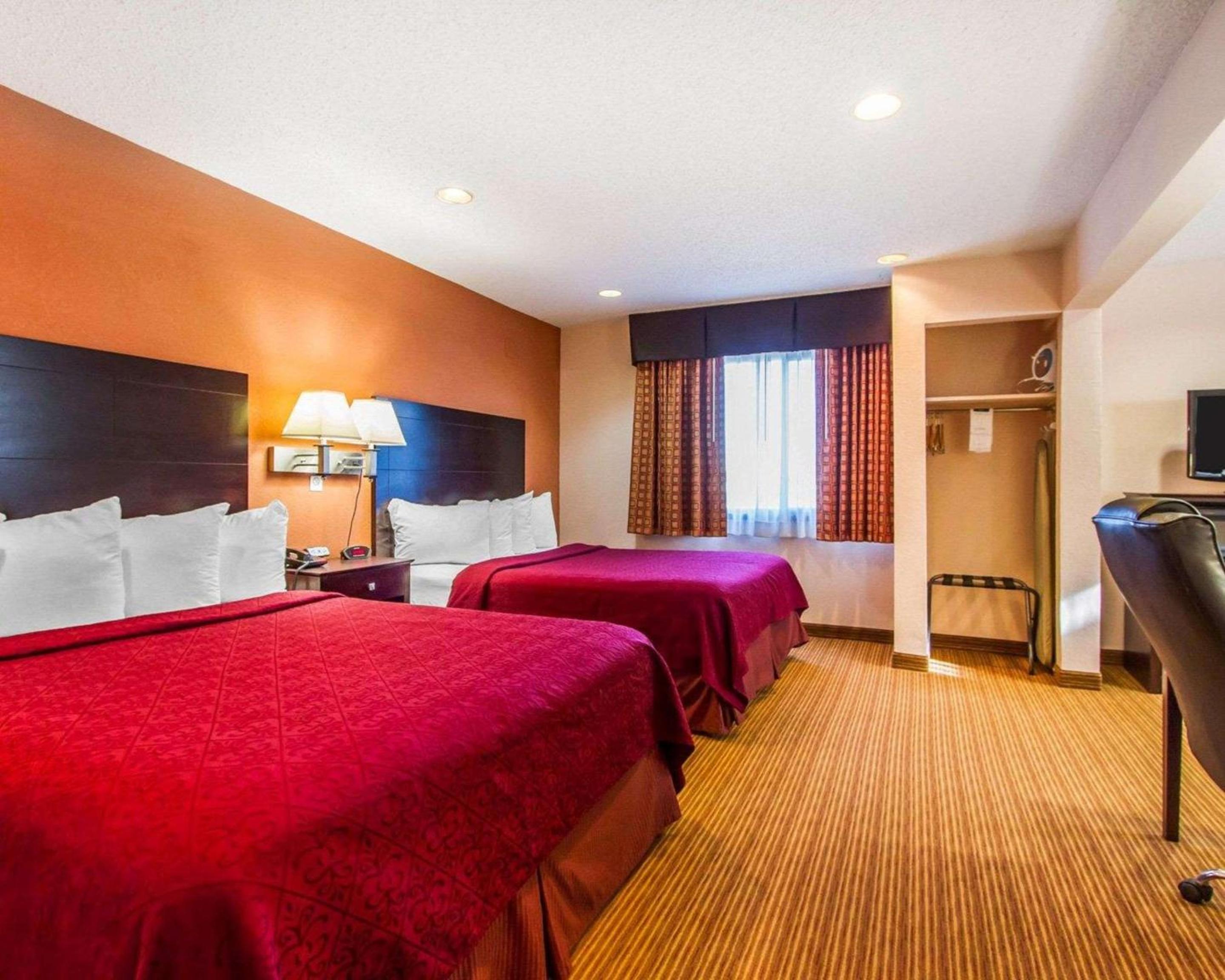 Queen Suite with Two Queen Beds - Non-Smoking - Photo 2