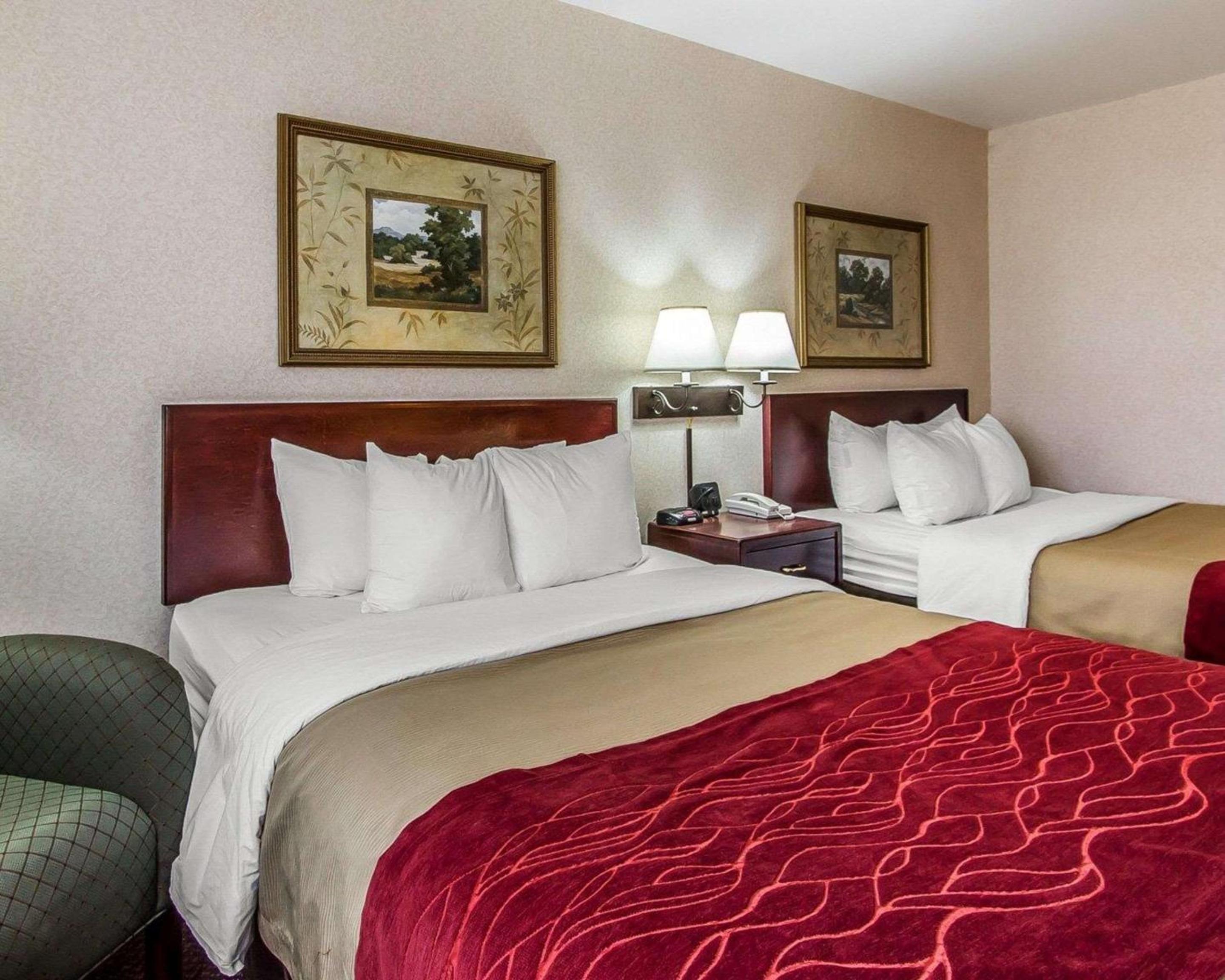 Queen Room with Two Queen Beds - Non-Smoking - Photo 2