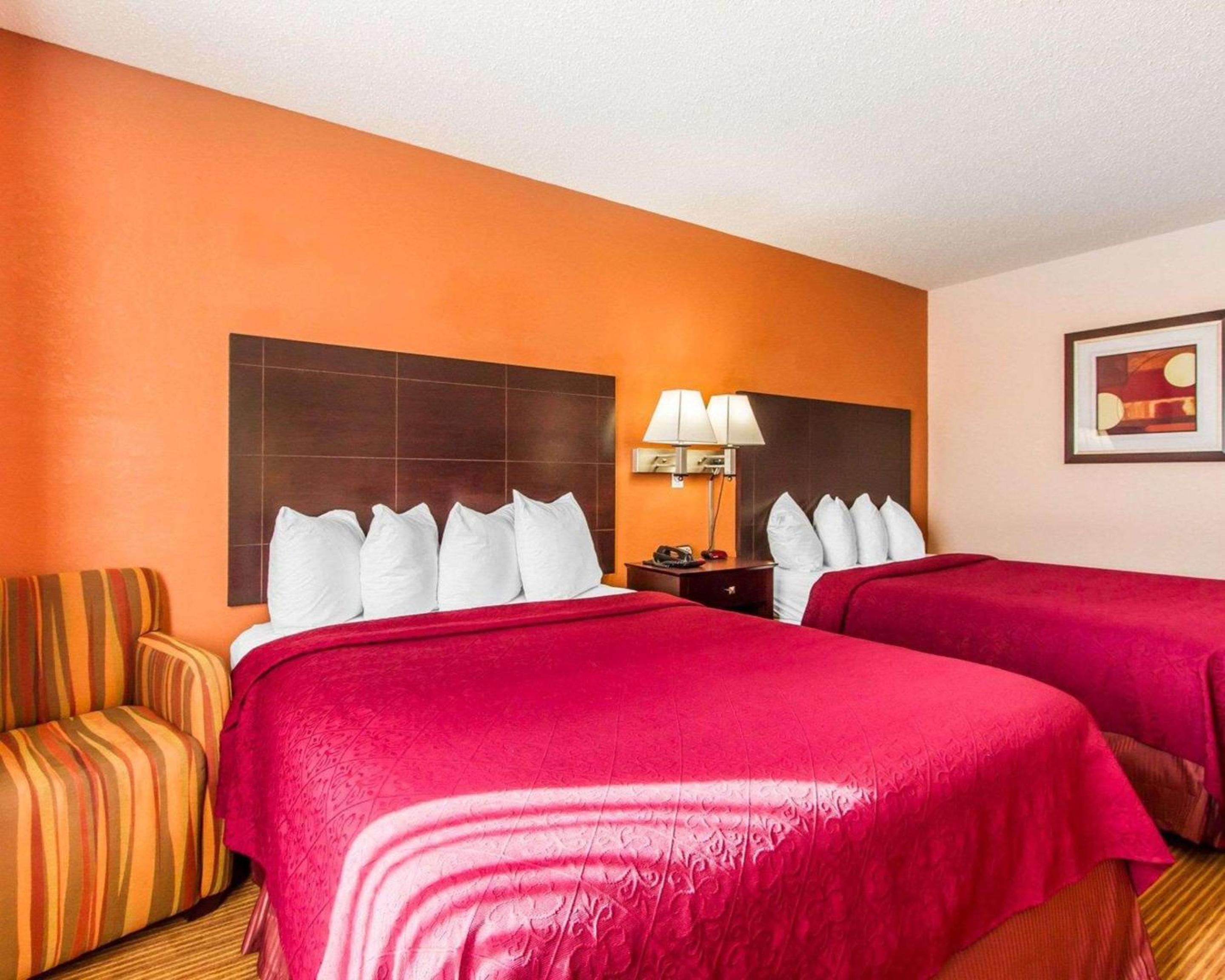 Queen Room with Two Queen Beds - Non-Smoking - Photo 2