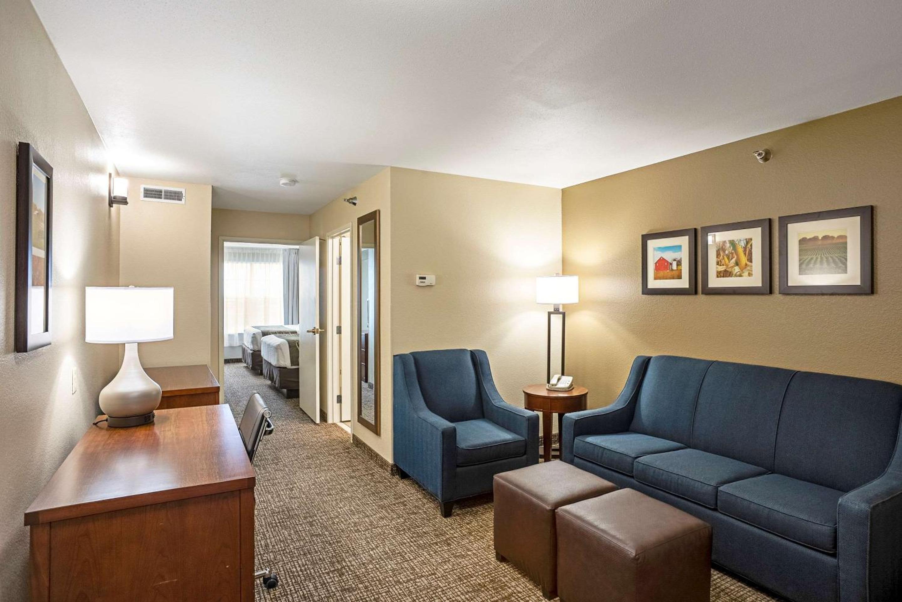 One-Bedroom Queen Suite with Sofa Bed - Non-Smoking - Photo 1