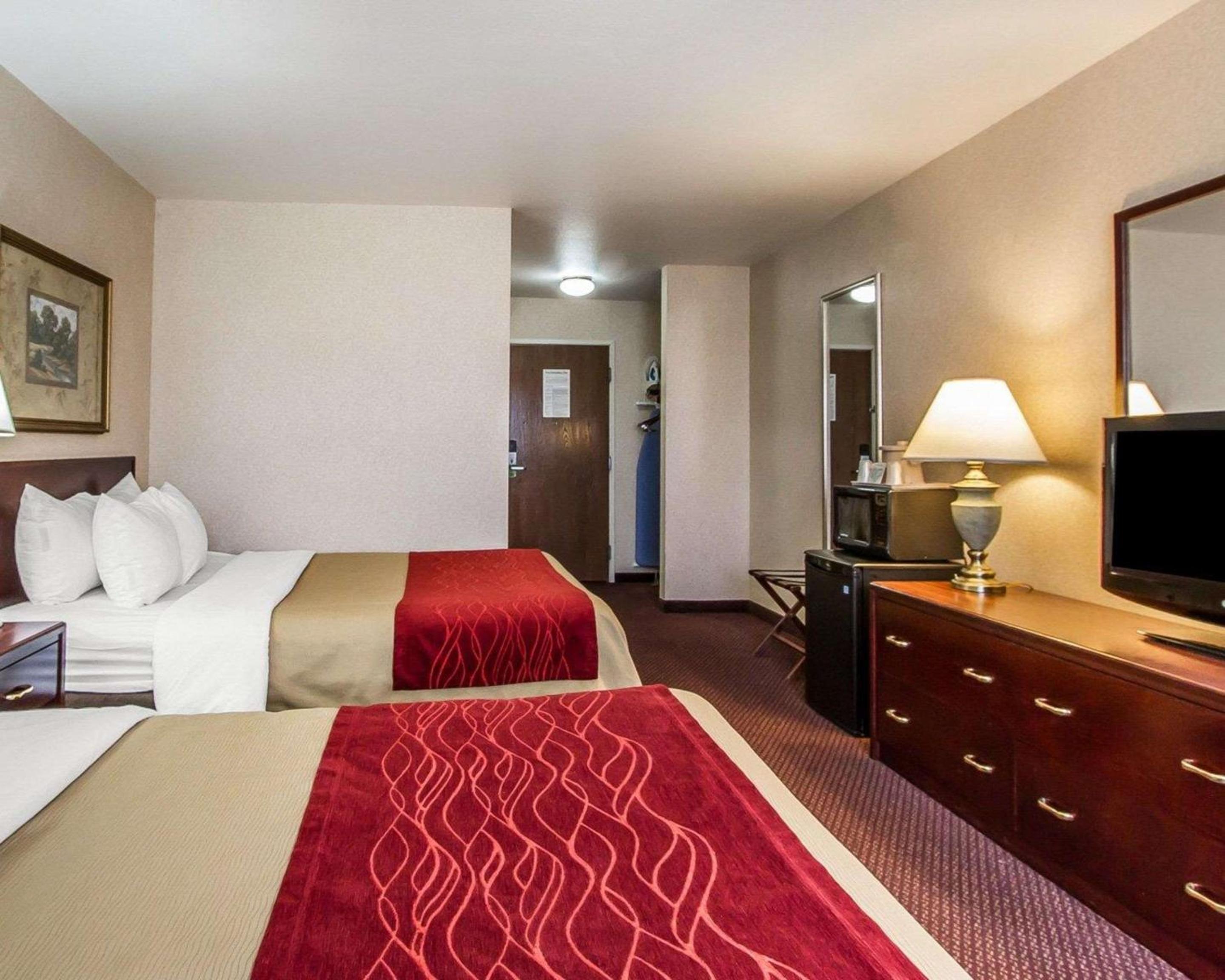 Queen Room with Two Queen Beds - Non-Smoking - Photo 3