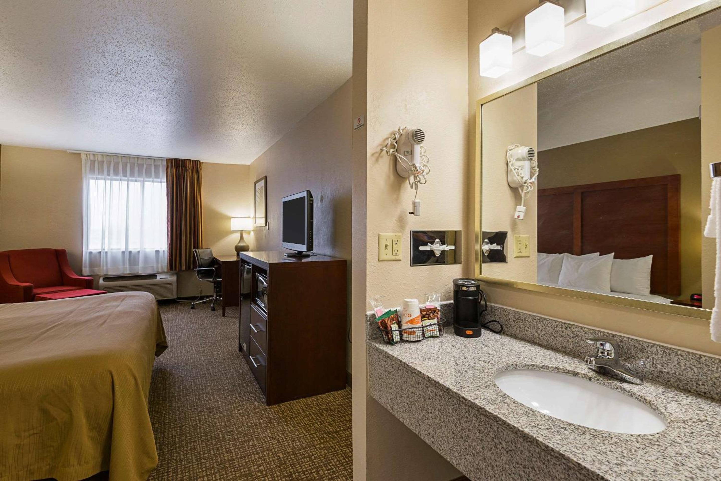 King Room - Non-Smoking - Photo 4