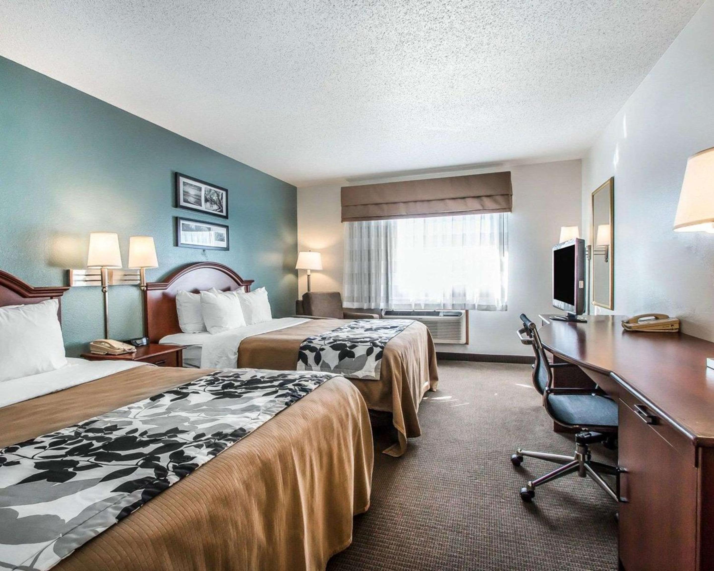 Queen Room with Two Queen Beds - Non-Smoking - Photo 3