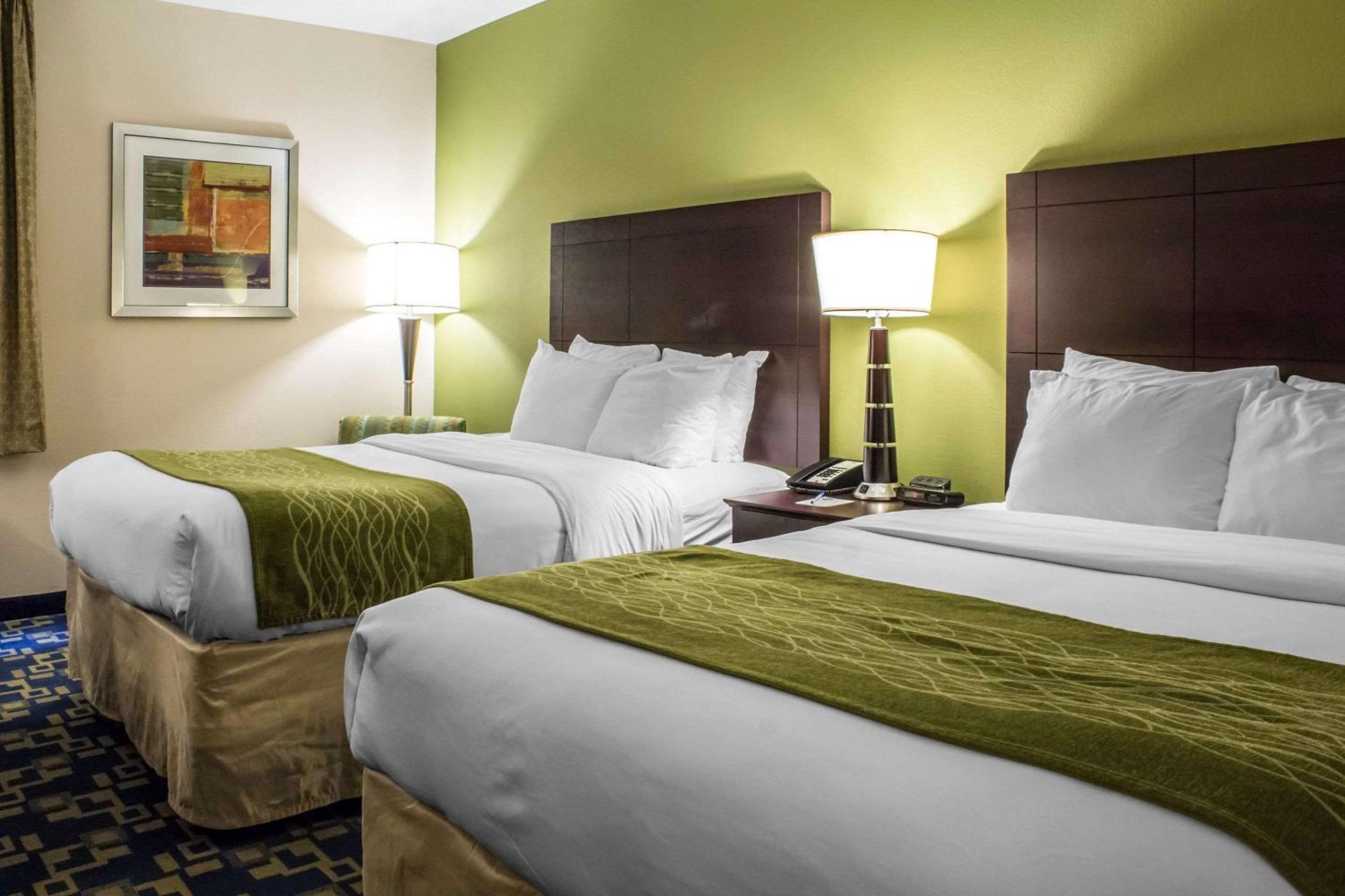 Queen Room with Two Queen Beds - Non-Smoking photo 3
