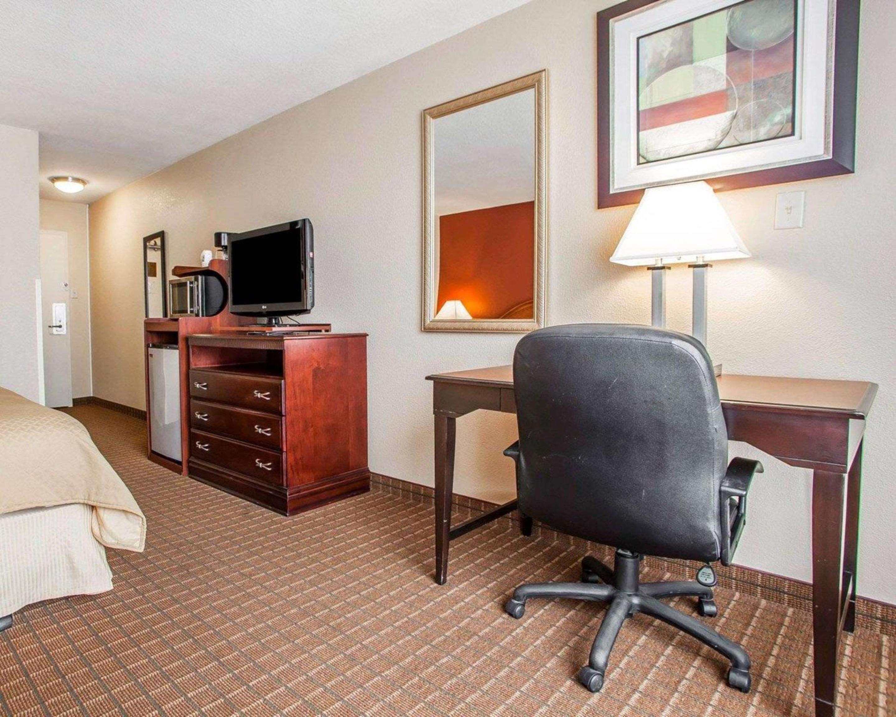 King Room - Non-Smoking - Photo 3
