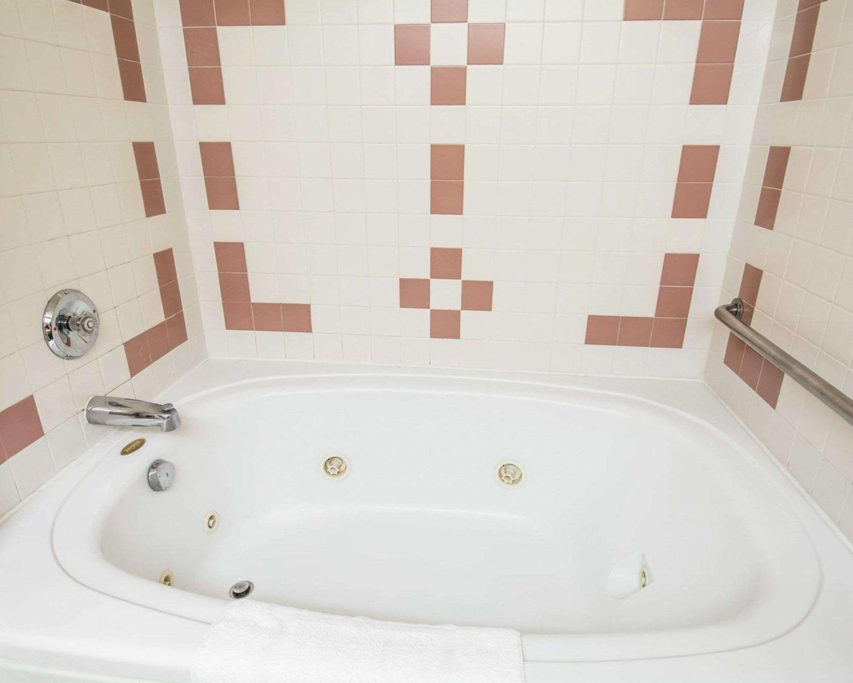 King Room with Whirlpool - Non-Smoking