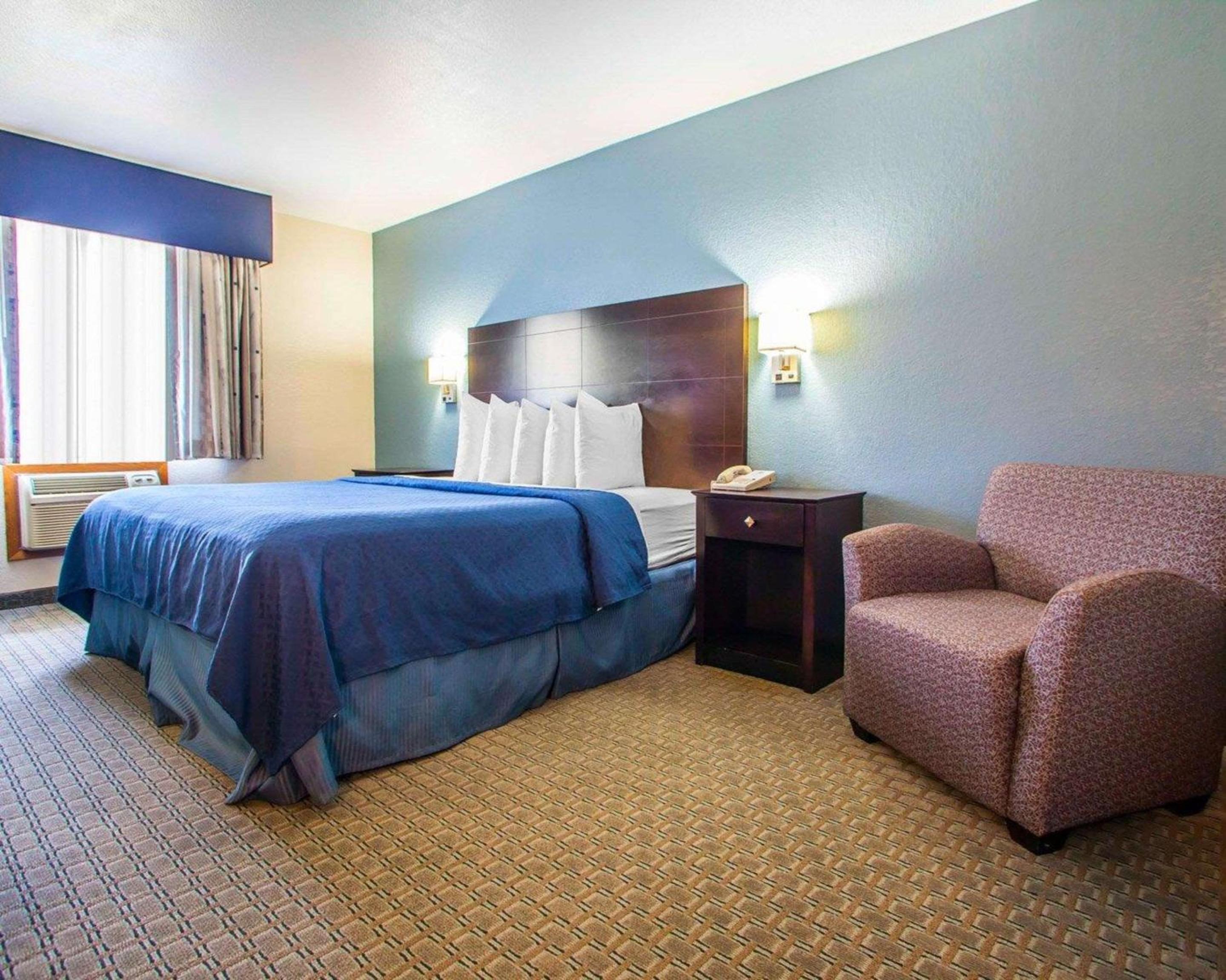 King Room - Non-Smoking - Photo 2