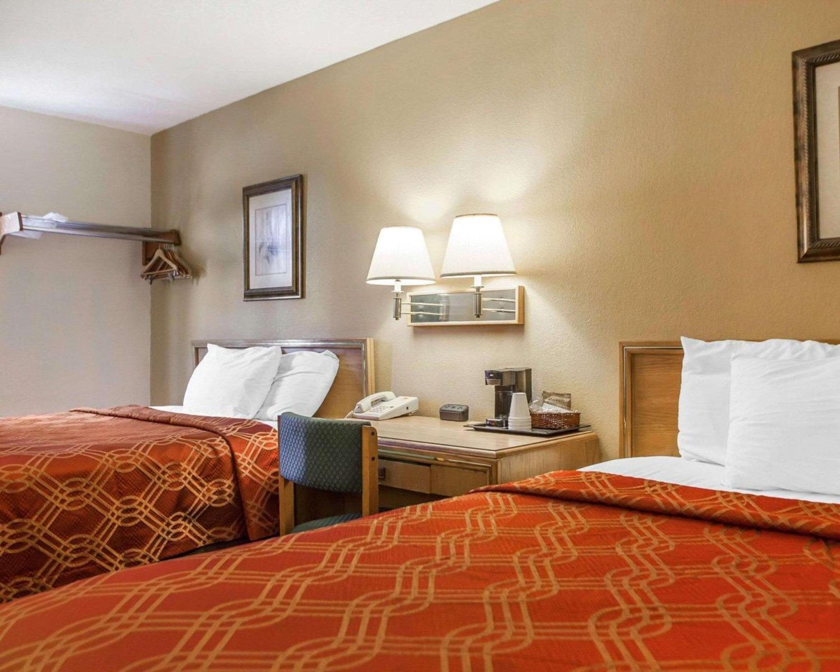 Queen Room with Two Queen Beds - Non-Smoking - Photo 5