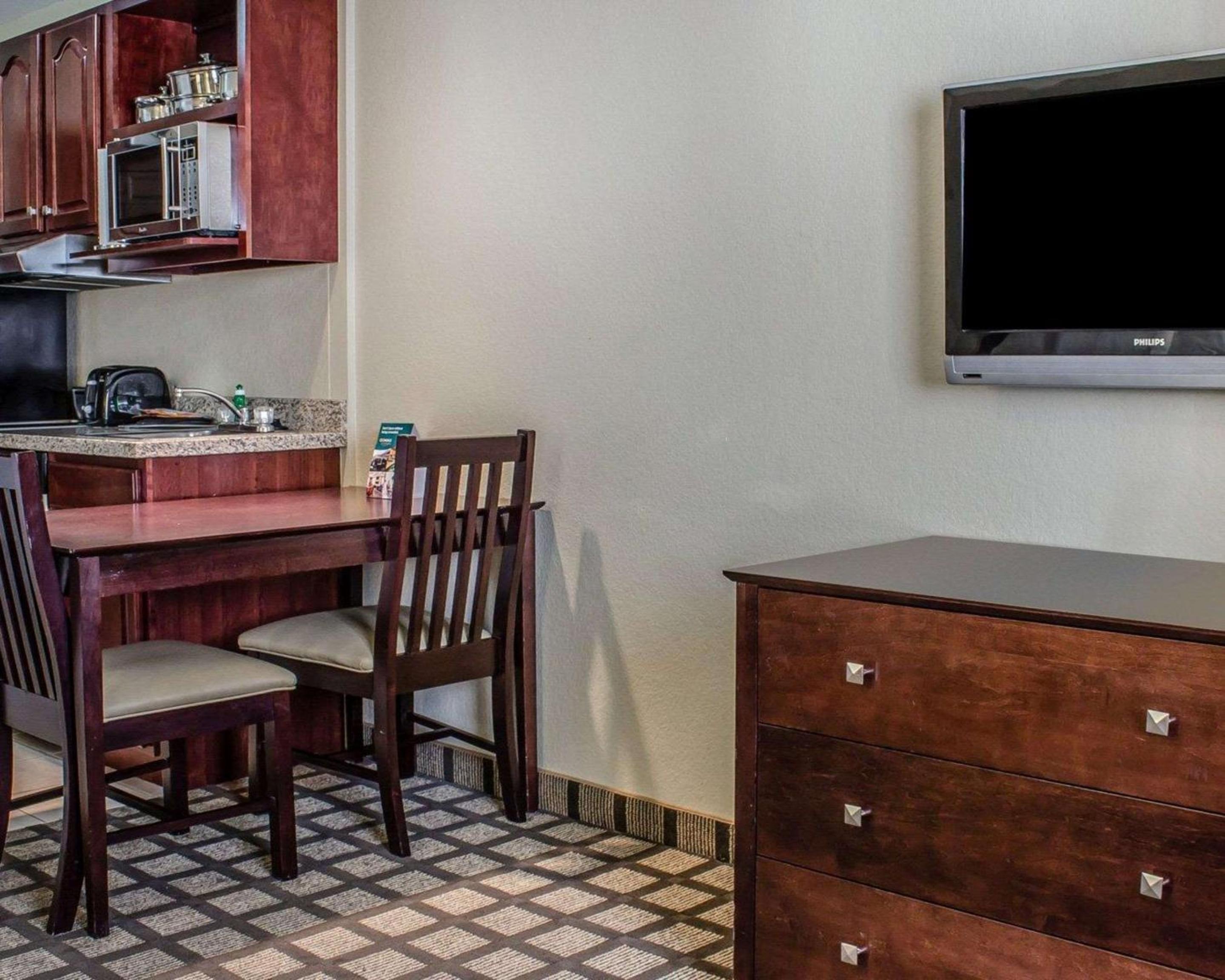 Efficiency King Suite - Accessible/Non-Smoking - Photo 3