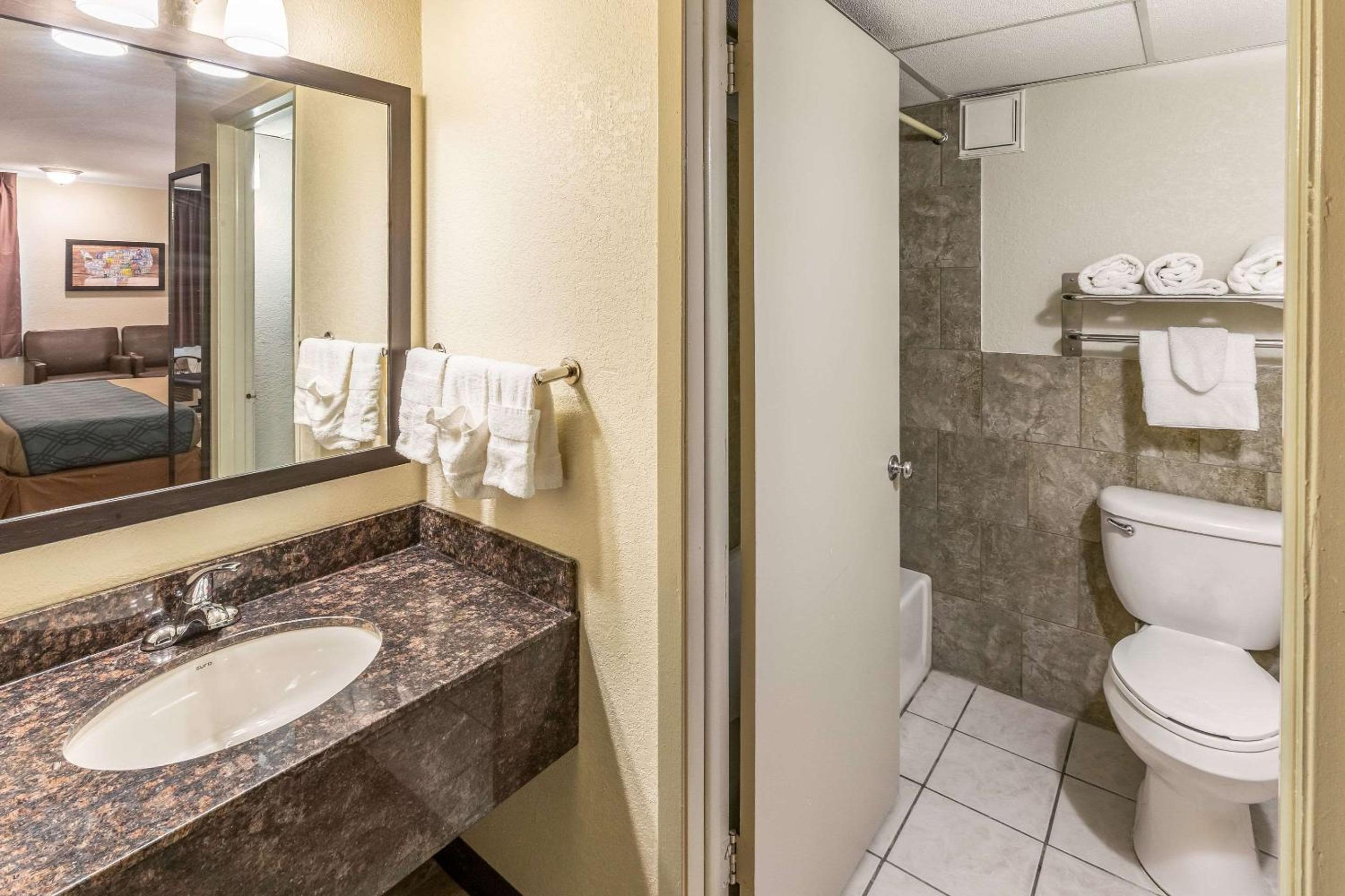 Double Room with Two Double Beds - Accessible/Non-Smoking photo 2