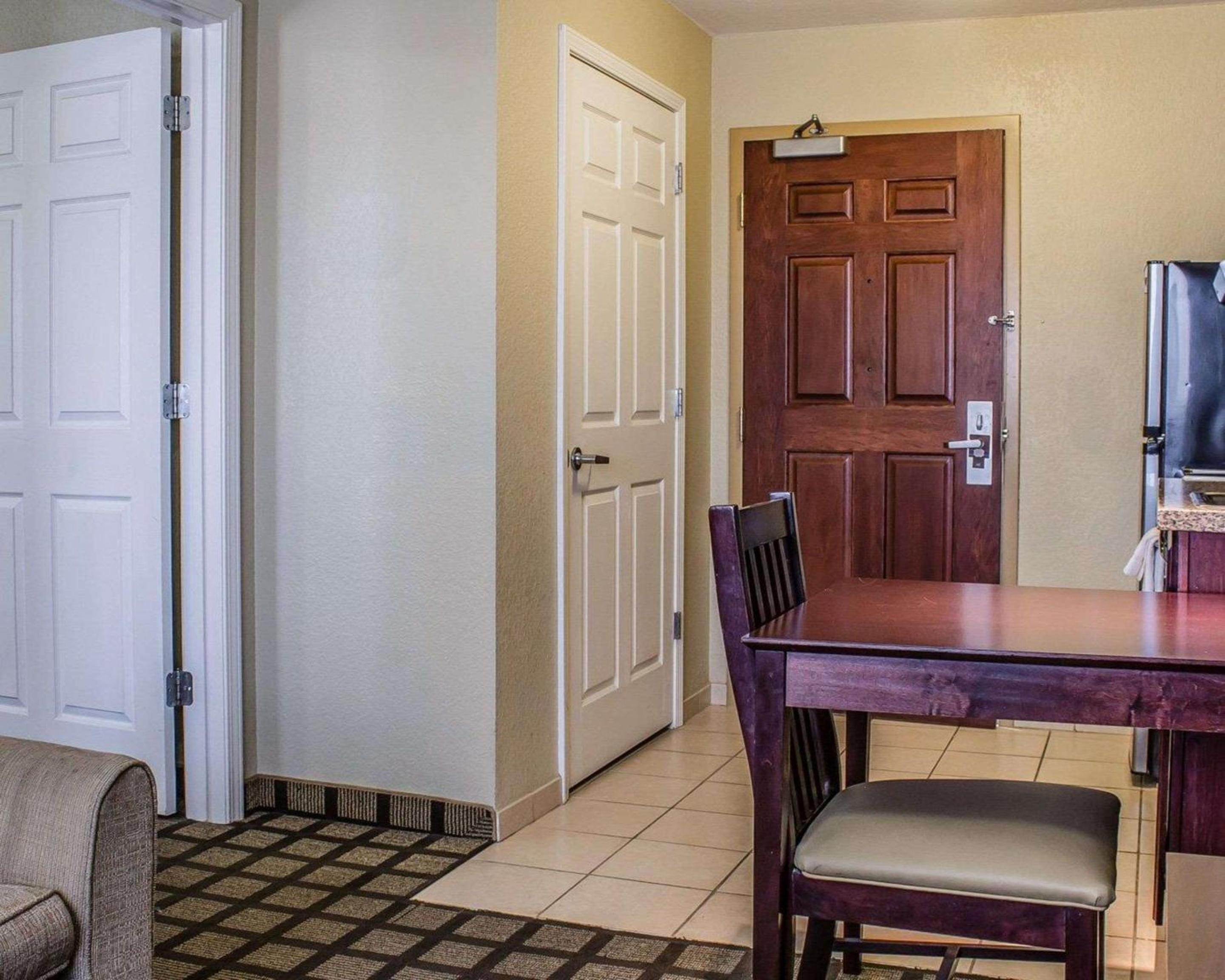 Efficiency King Suite - Accessible/Non-Smoking - Photo 1