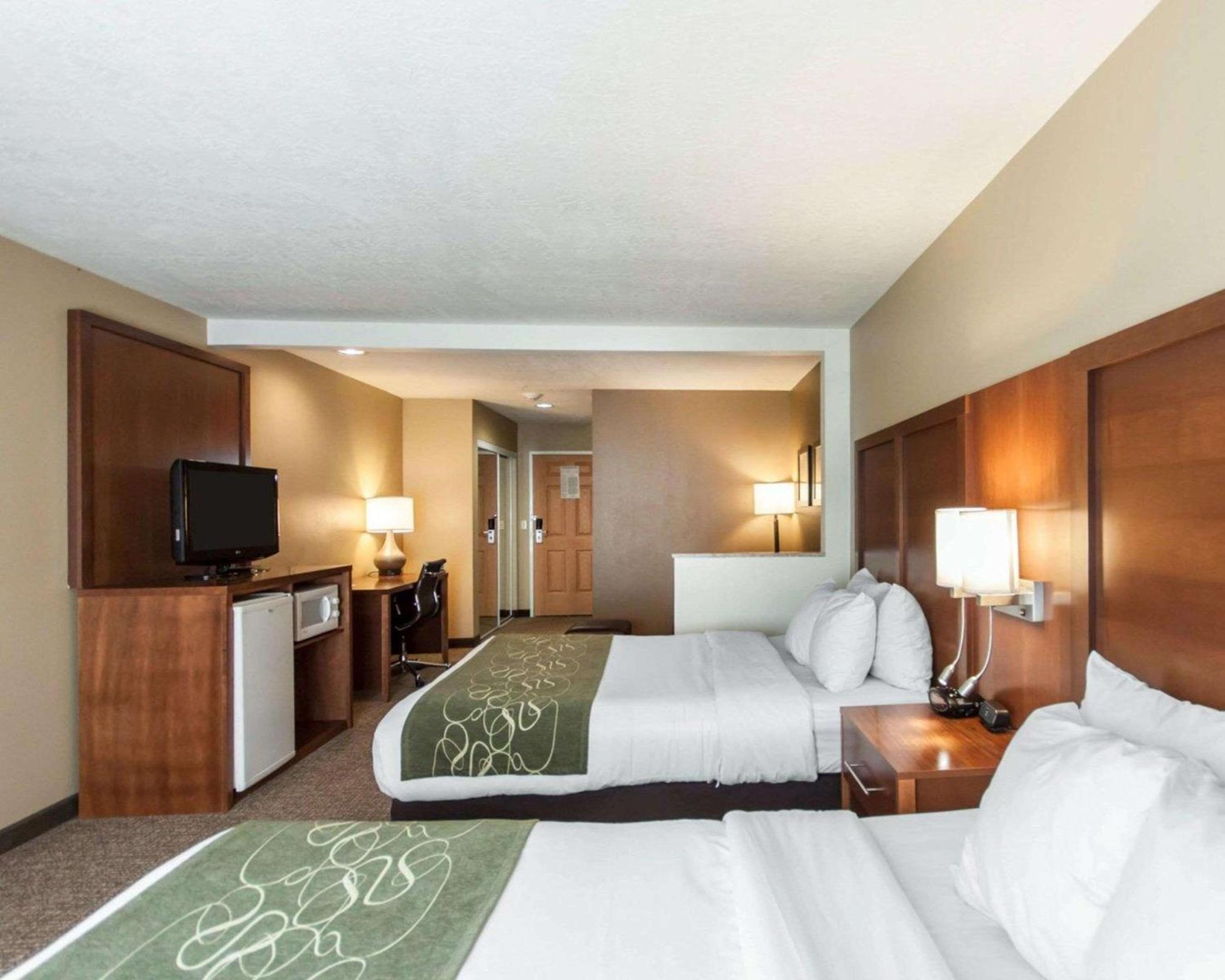Queen Suite with Two Queen Beds - Accessible/Non-Smoking - Photo 3