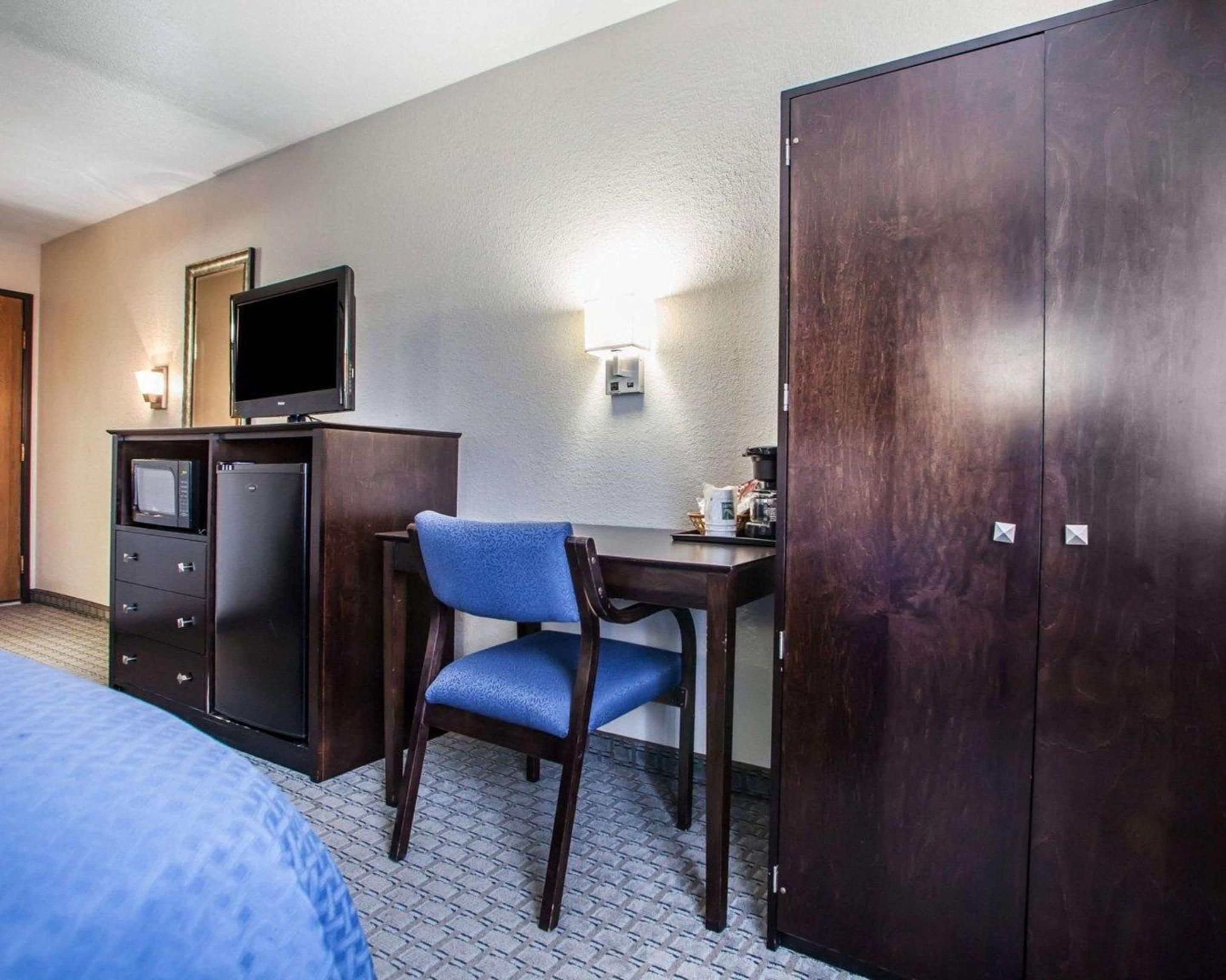 King Room - Non-Smoking - Photo 5