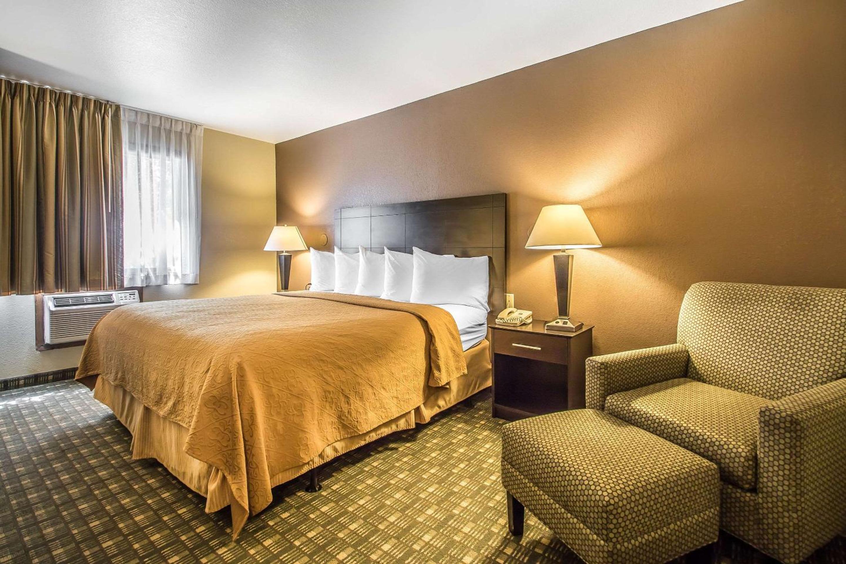 King Room - Non-Smoking - Photo 4