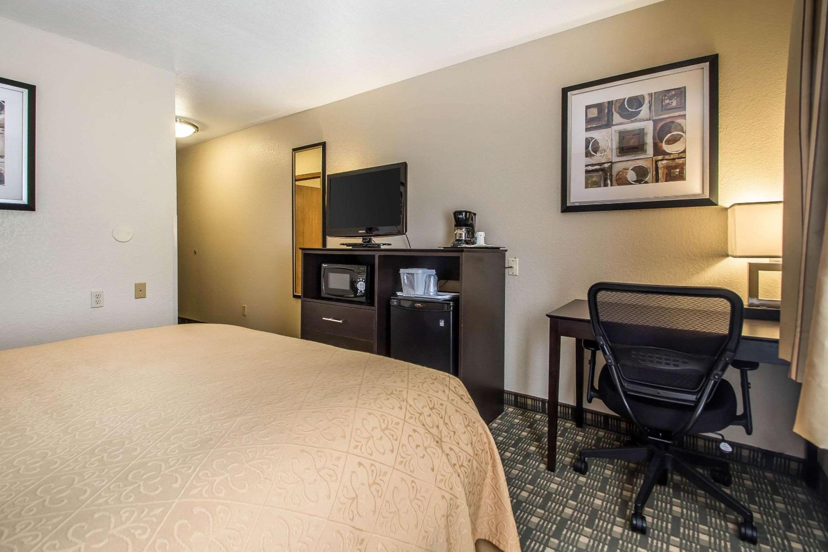 King Room - Non-Smoking - Photo 2