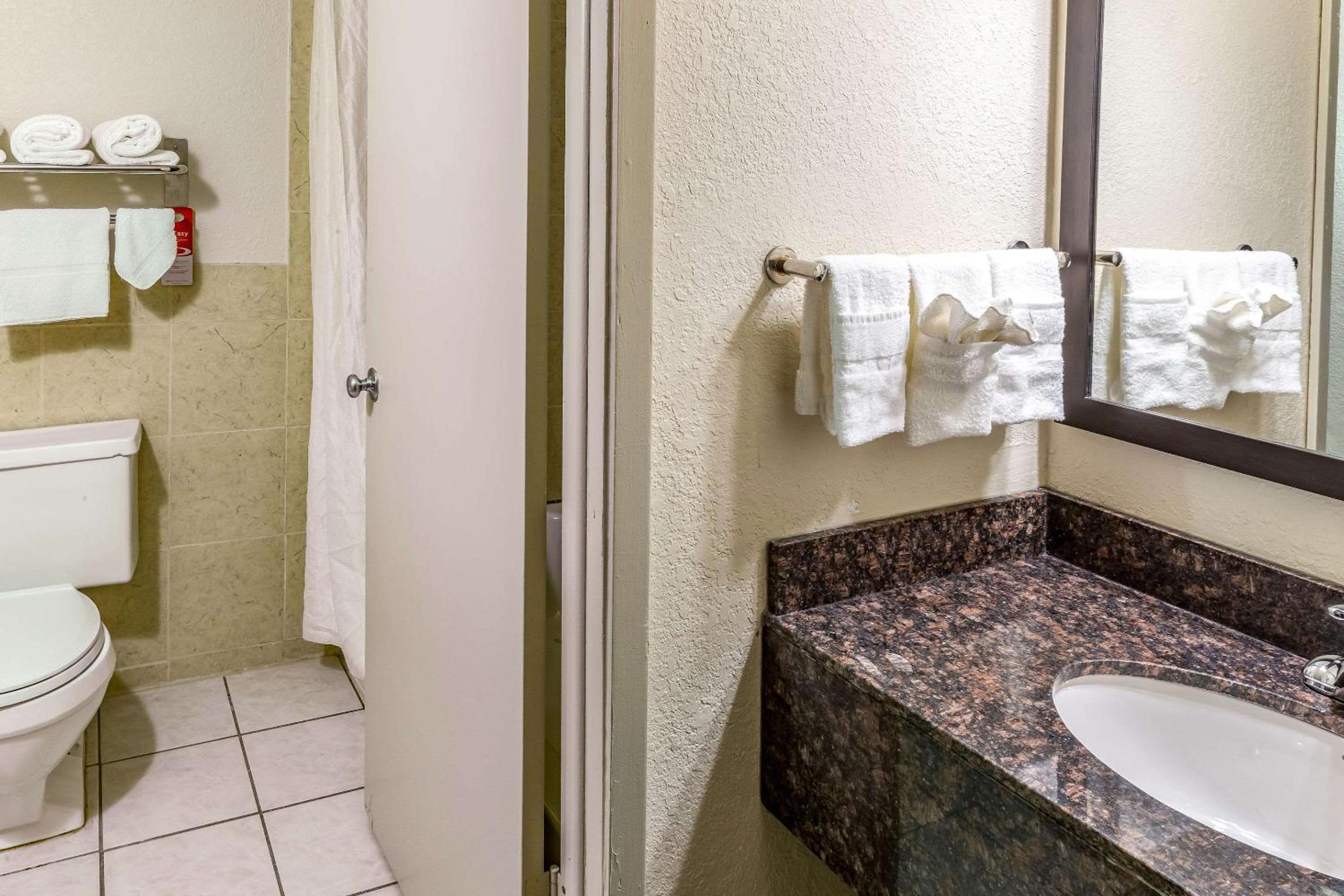 Double Room with Two Double Beds - Accessible/Non-Smoking photo 3