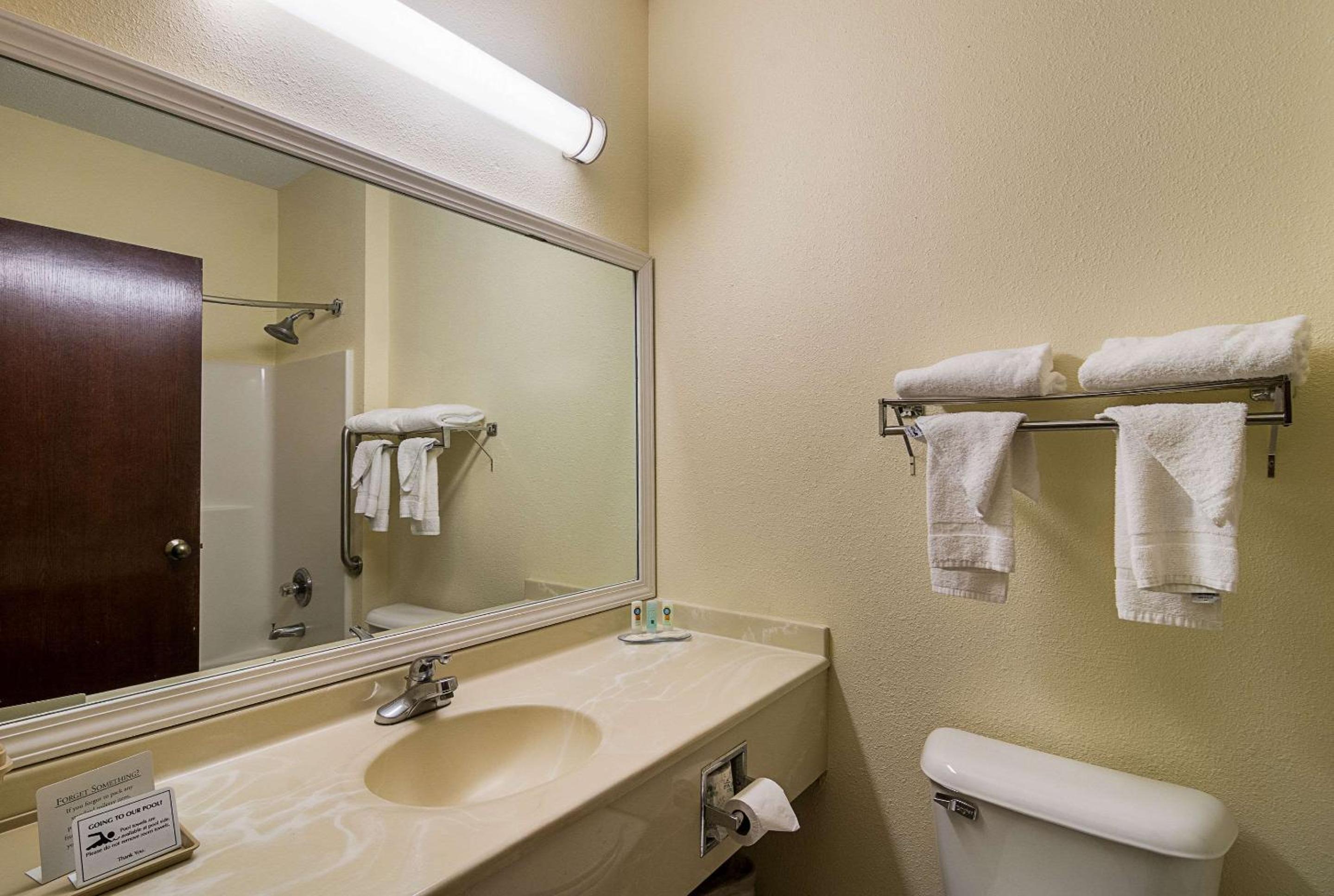 King Suite - Non-Smoking - Photo 5