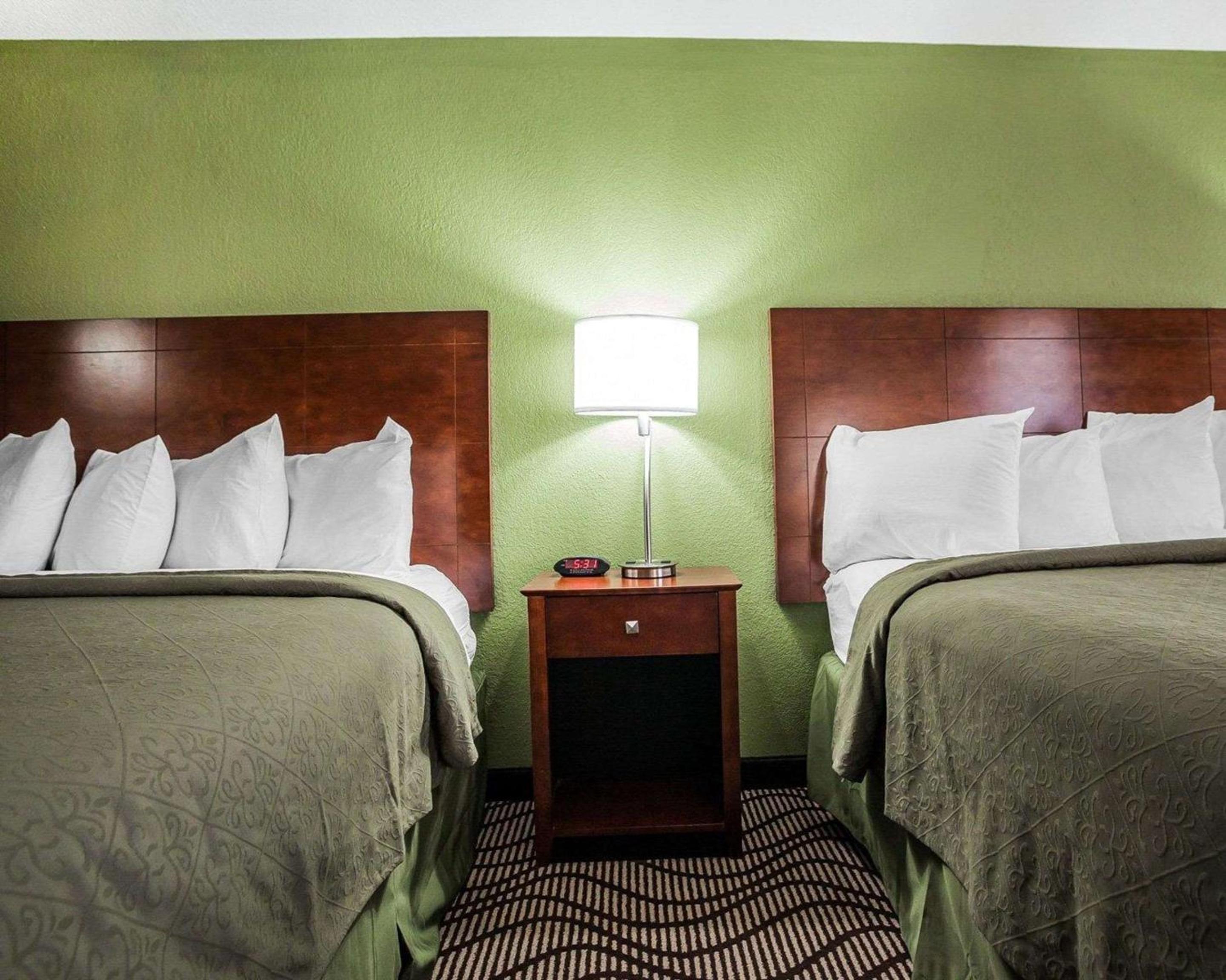Queen Room with Two Queen Beds - Non-Smoking - Photo 2