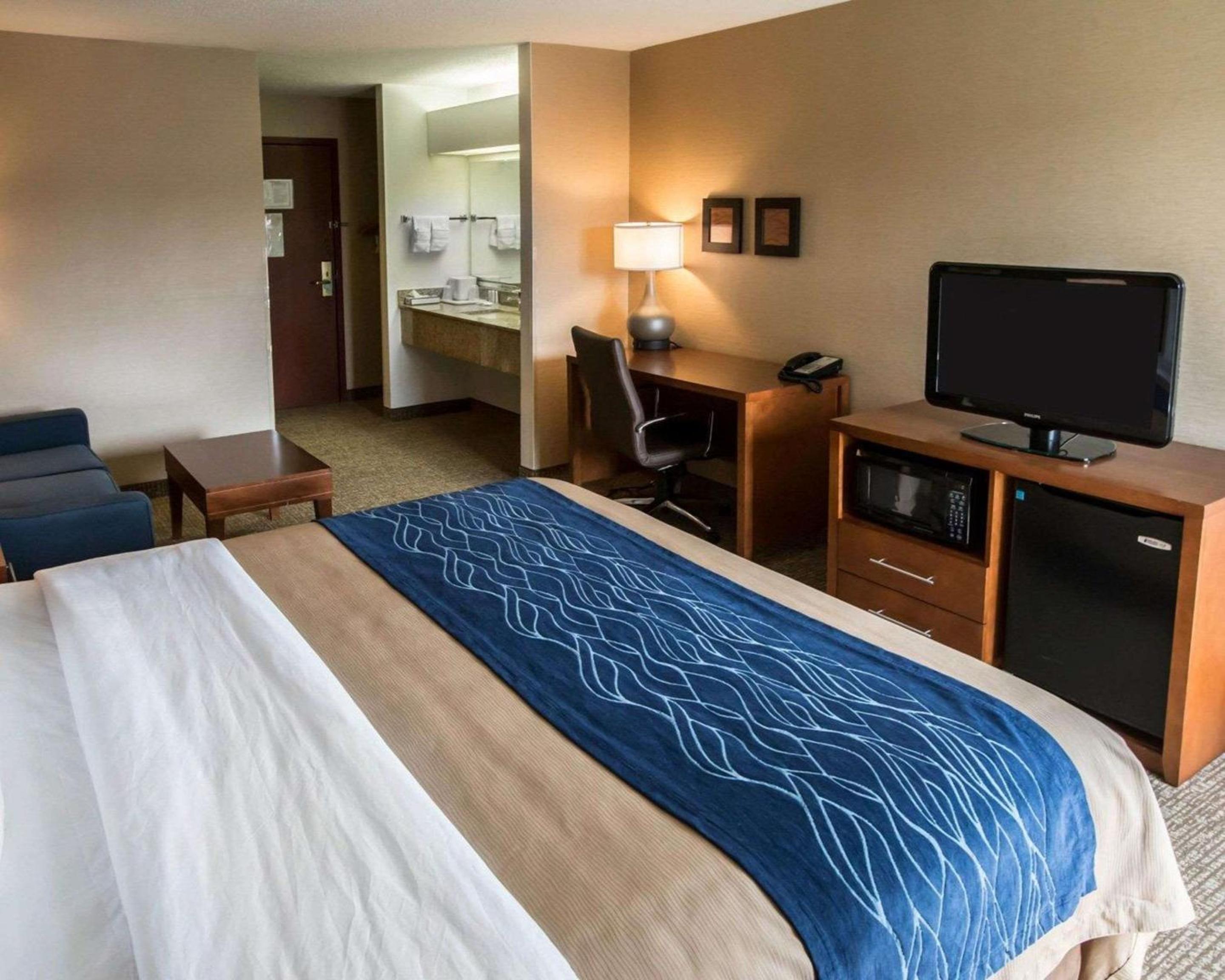 King Suite - Non-Smoking - Photo 2