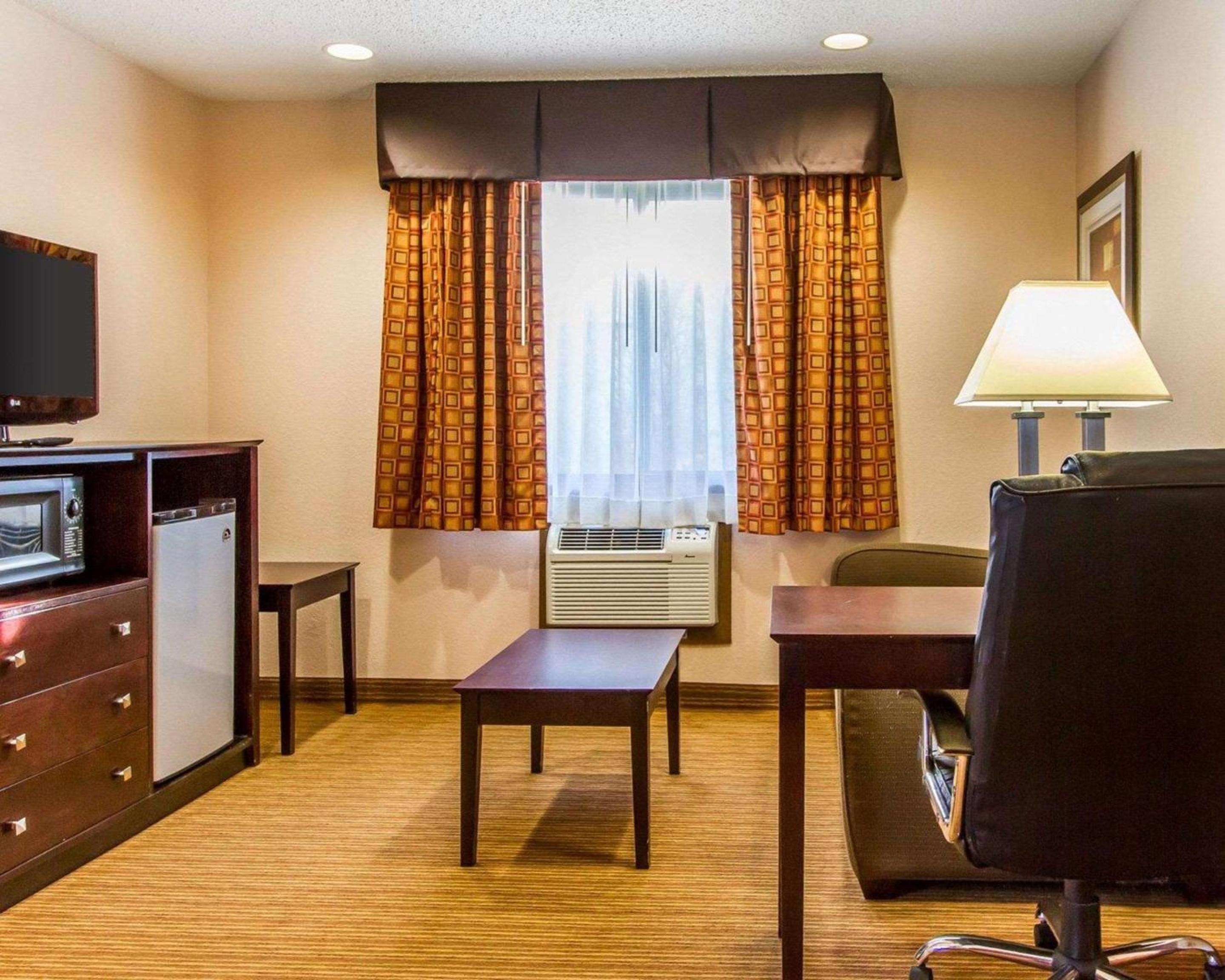 Queen Suite with Two Queen Beds - Non-Smoking - Photo 4