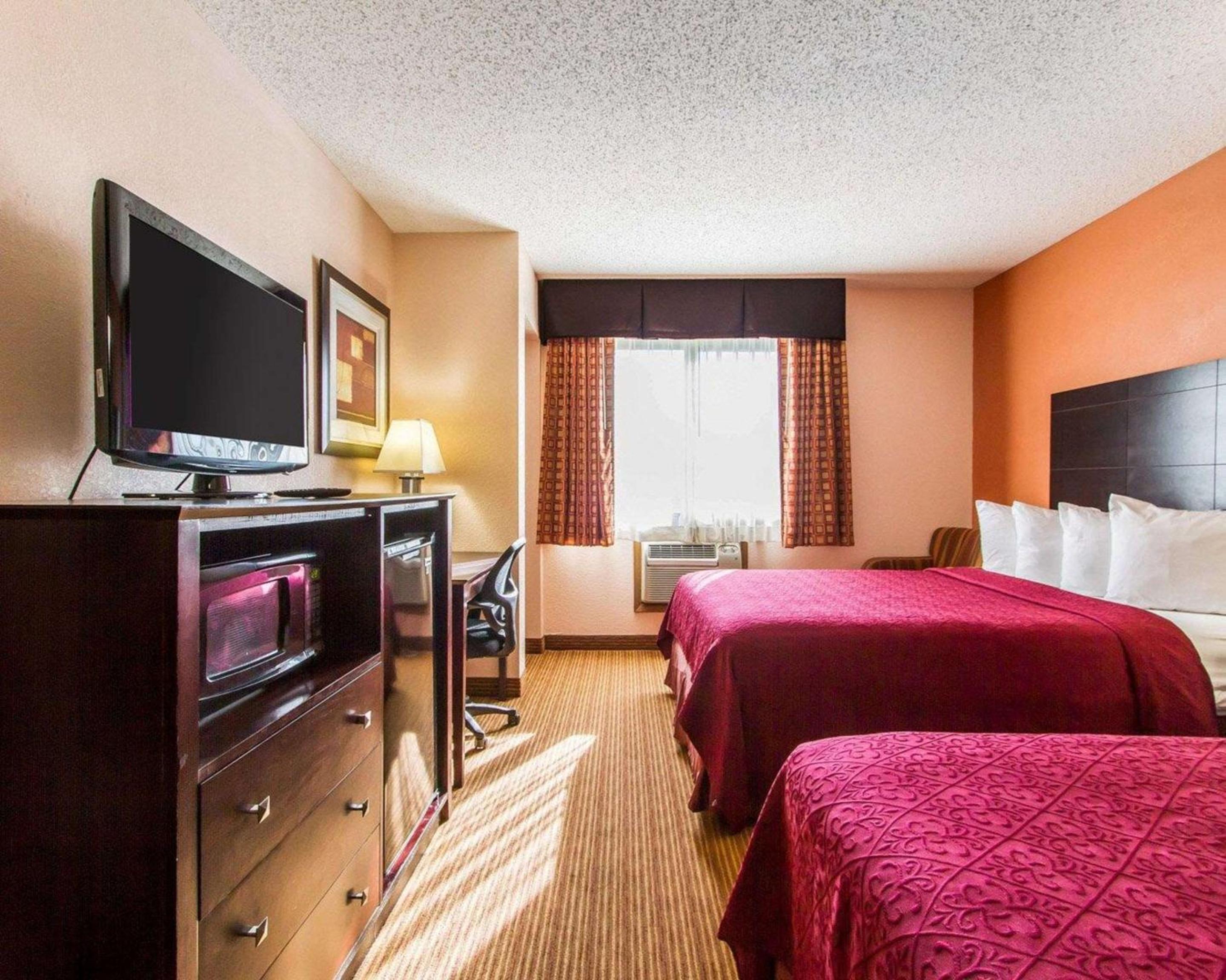 Queen Room with Two Queen Beds - Non-Smoking - Photo 3