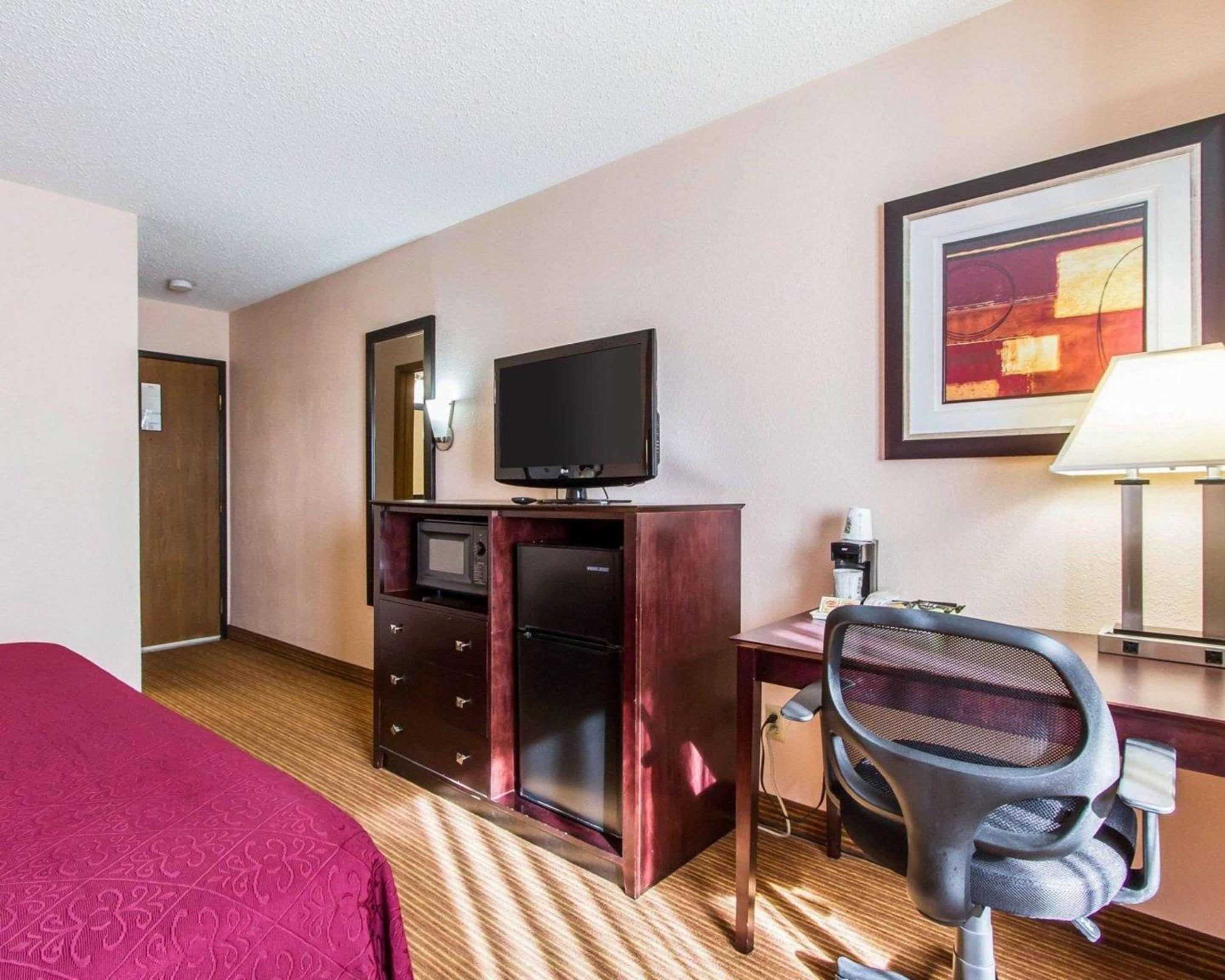 King Room - Non-Smoking - Photo 4