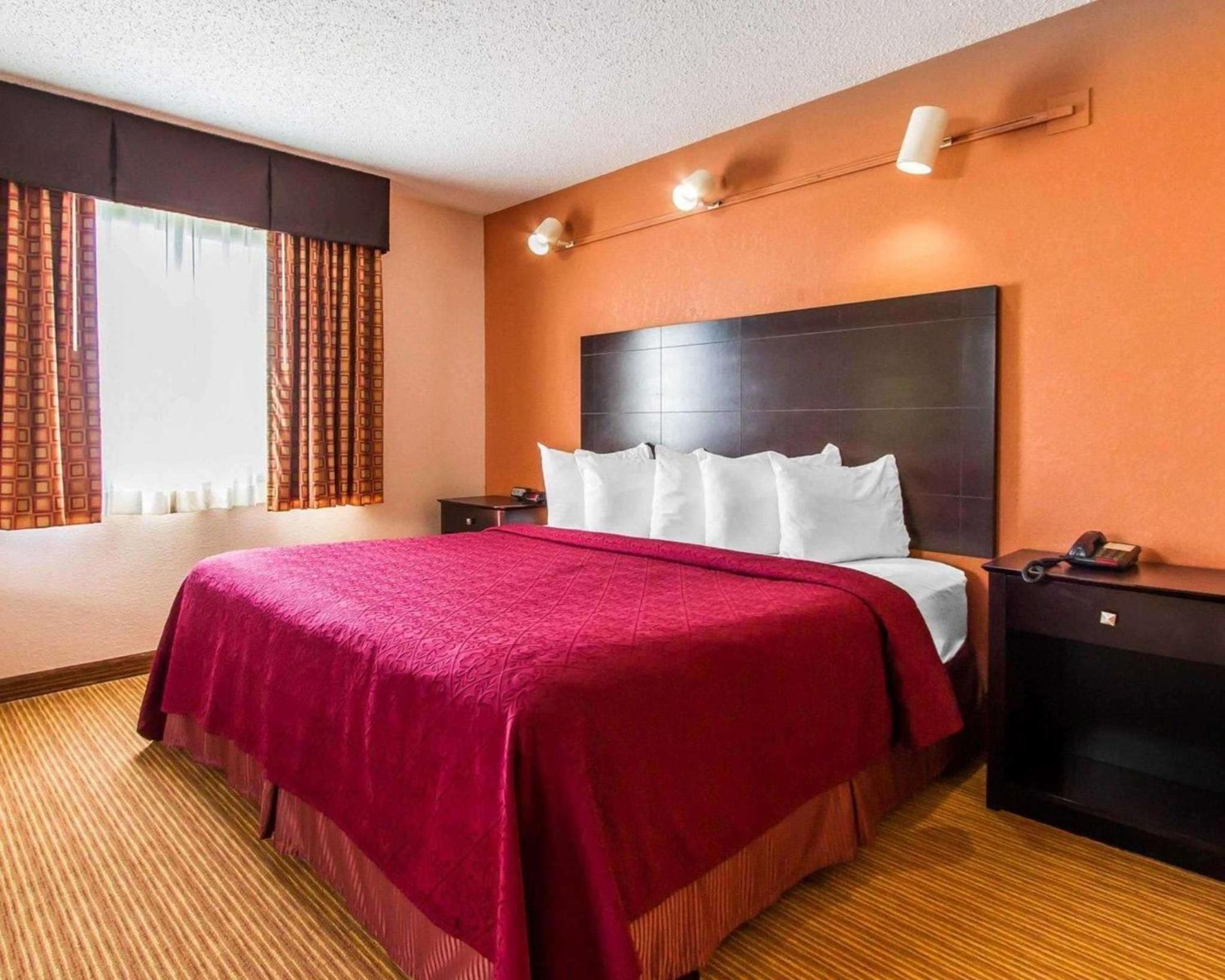 King Suite - Non-Smoking - Photo 4
