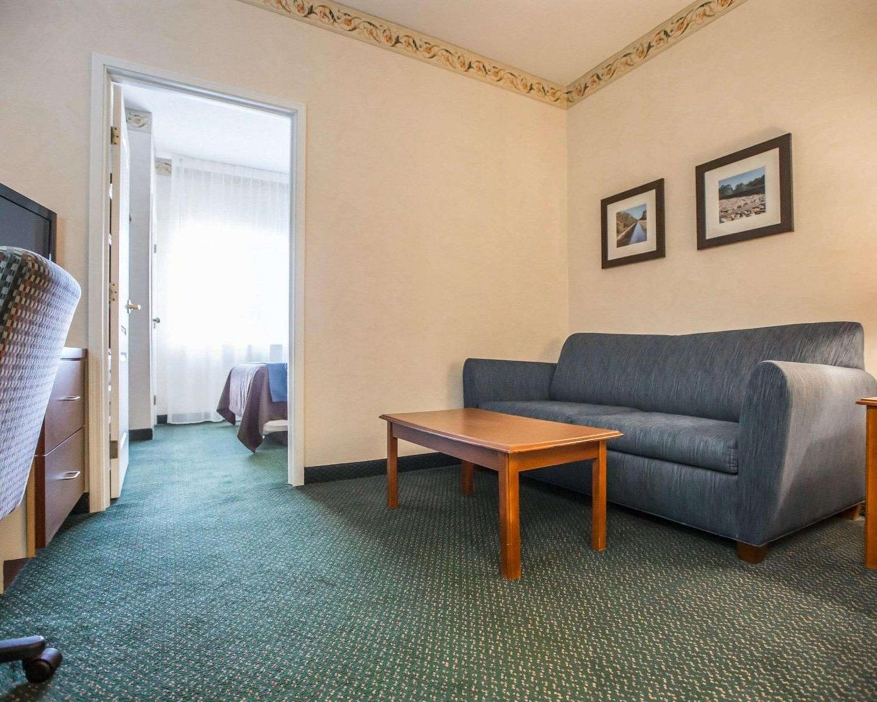 Queen Suite with Sofa Bed - Non-Smoking - Photo 2