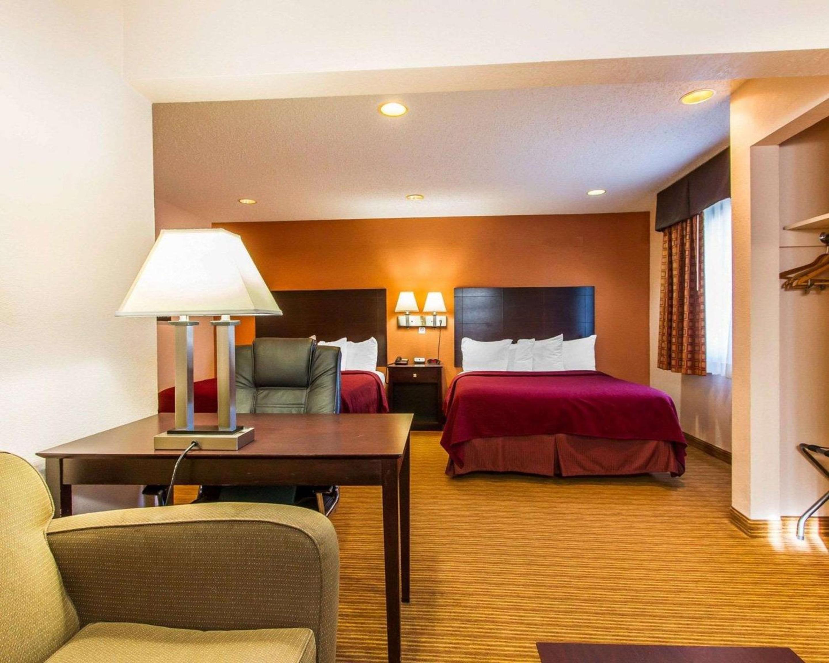 Queen Suite with Two Queen Beds - Non-Smoking - Photo 3