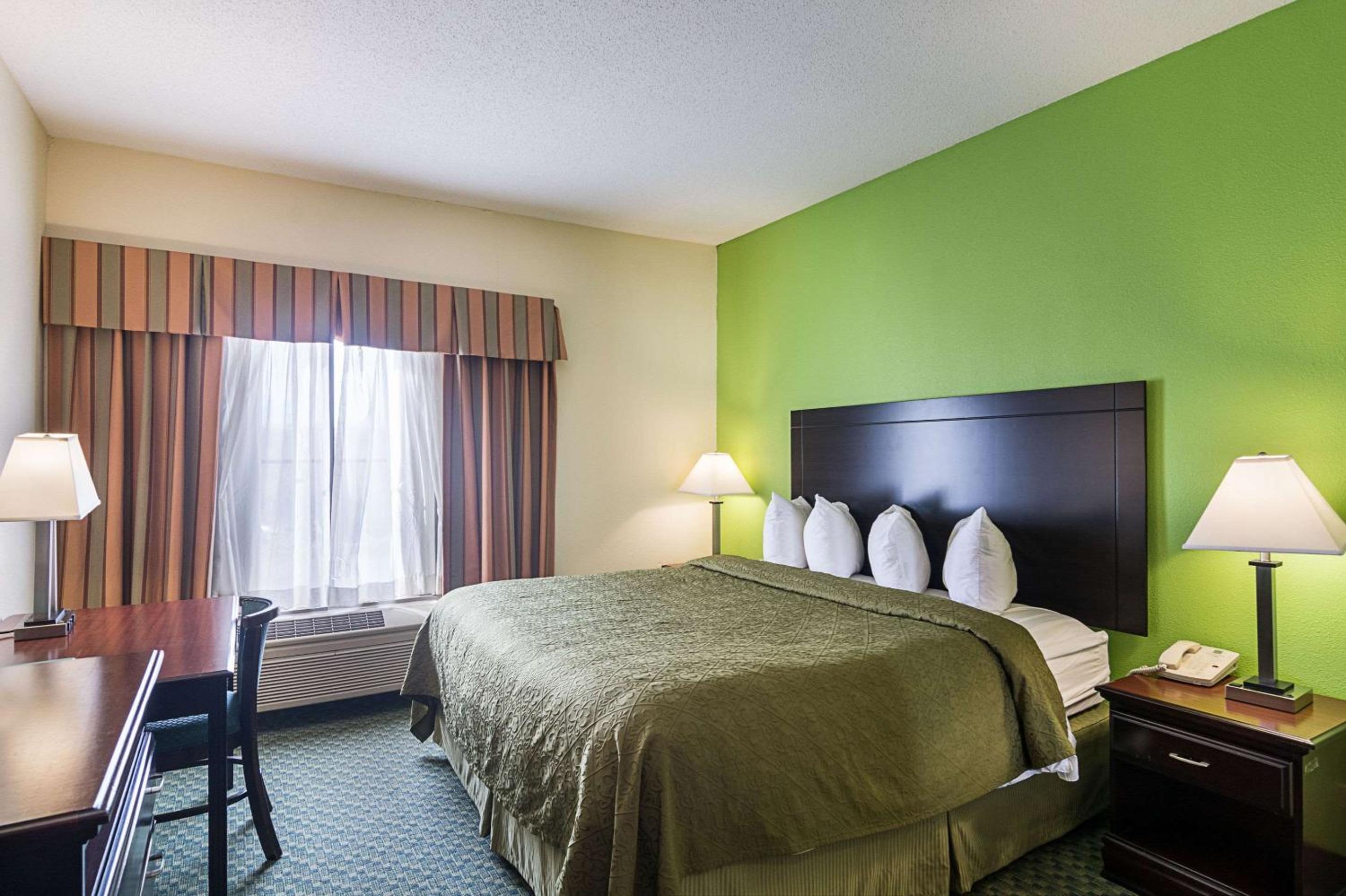 King Suite - Disability Access - Photo 1