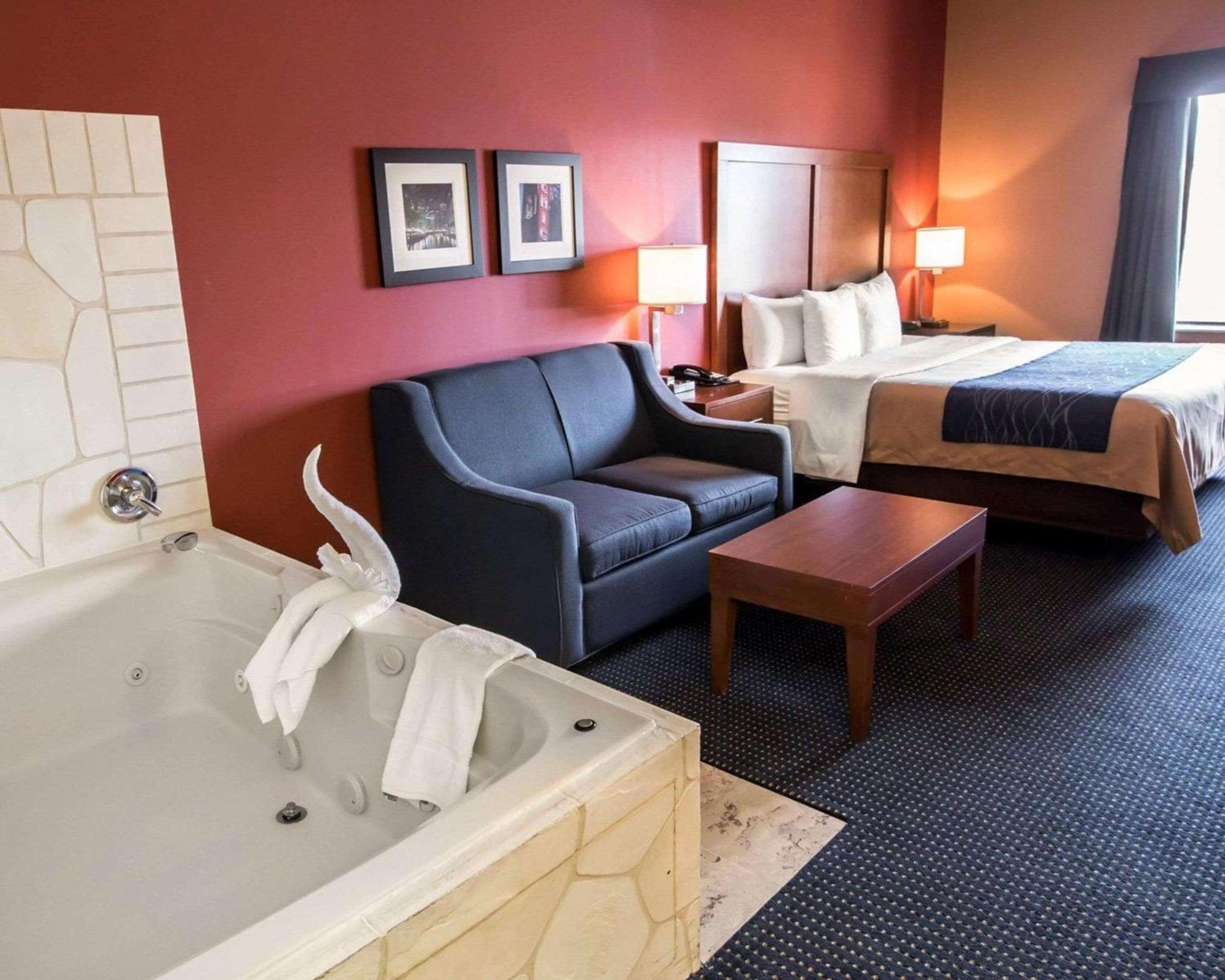 King Suite with Hot Tub - Non-Smoking - Photo 2