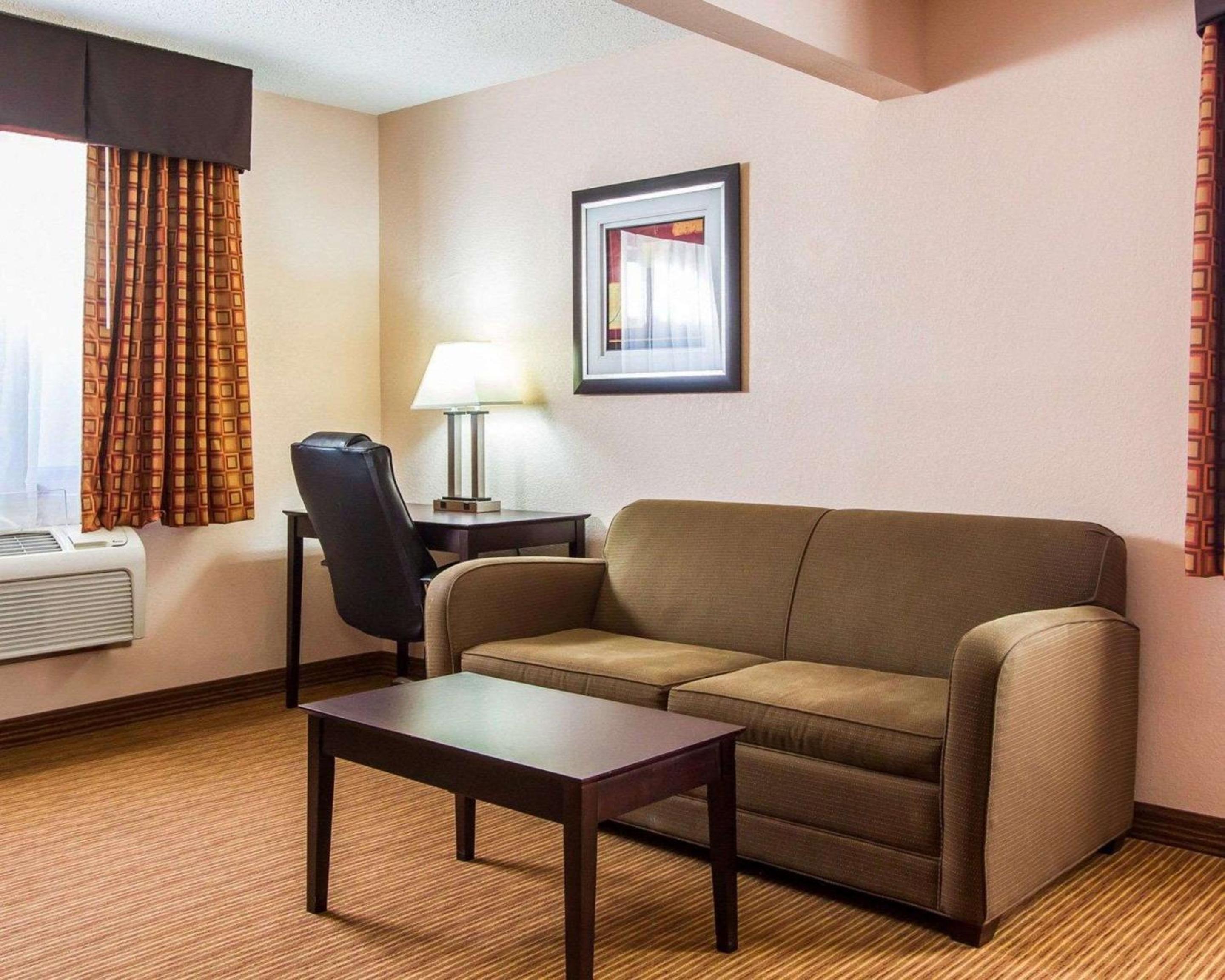 King Suite - Non-Smoking - Photo 5