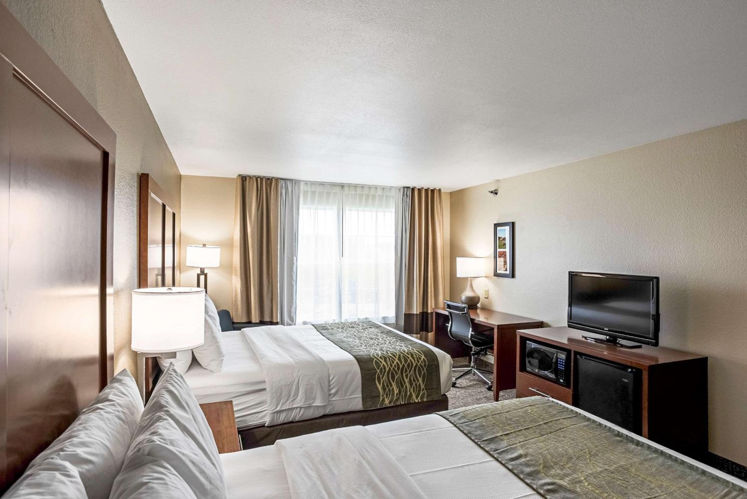 Queen Room with Two Queen Beds - Non-Smoking - Photo 2
