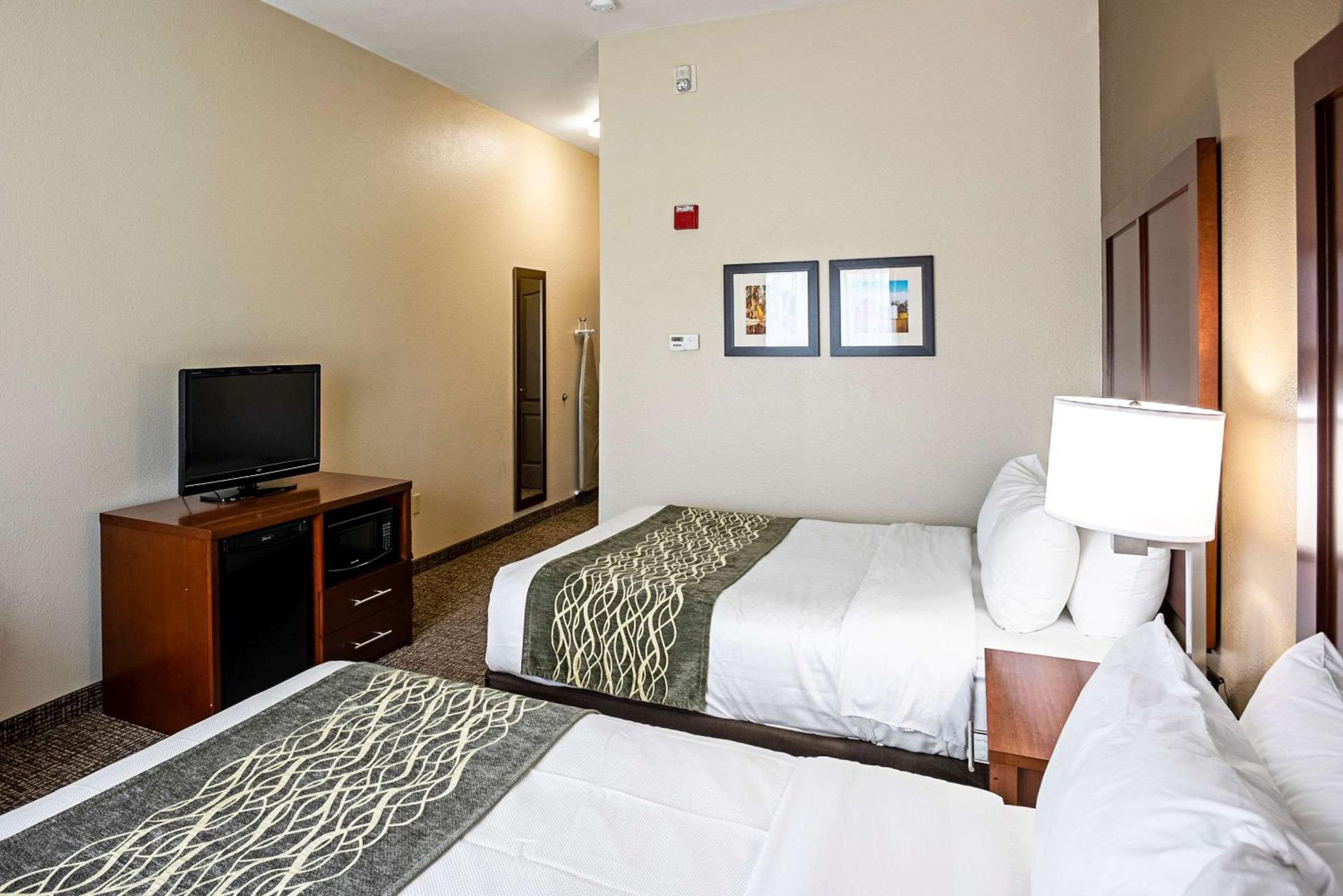 Queen Room with Two Queen Beds and Tub - Accessible/Non-Smoking - Photo 1
