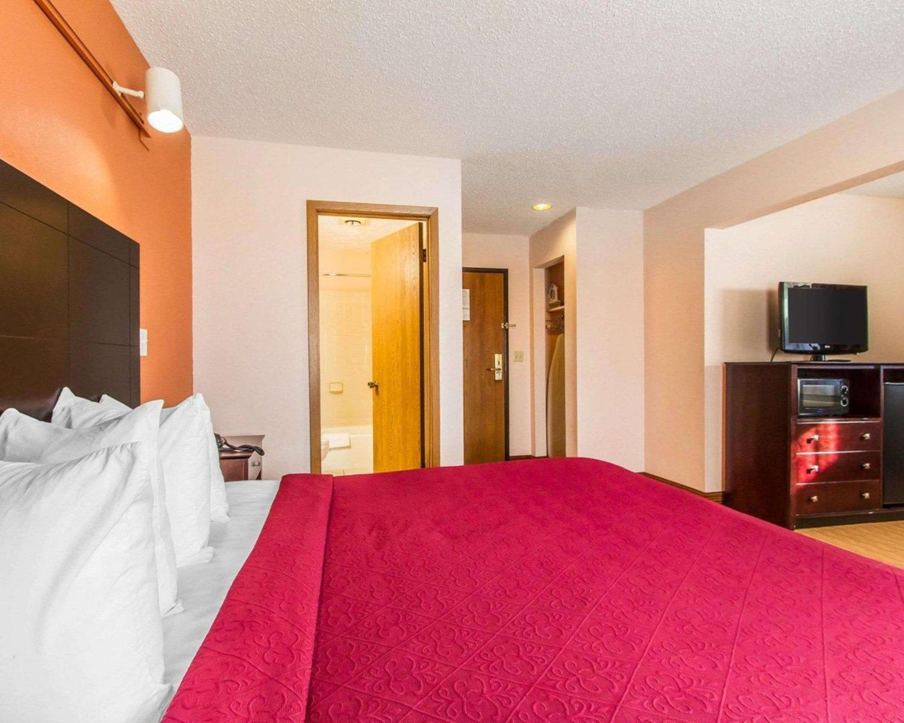 King Suite - Non-Smoking - Photo 2