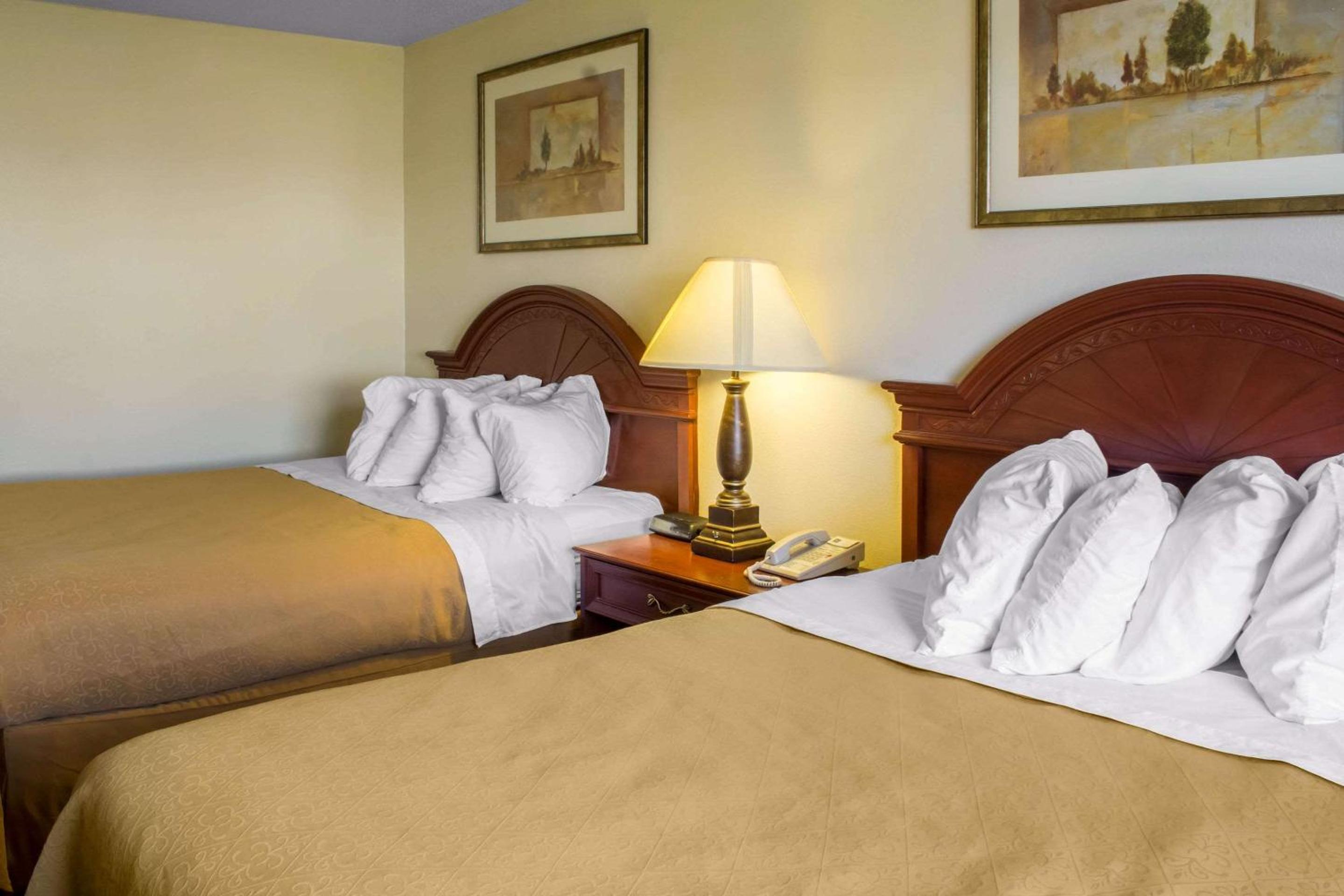 Queen Room with Two Queen Beds - Non-Smoking photo 3