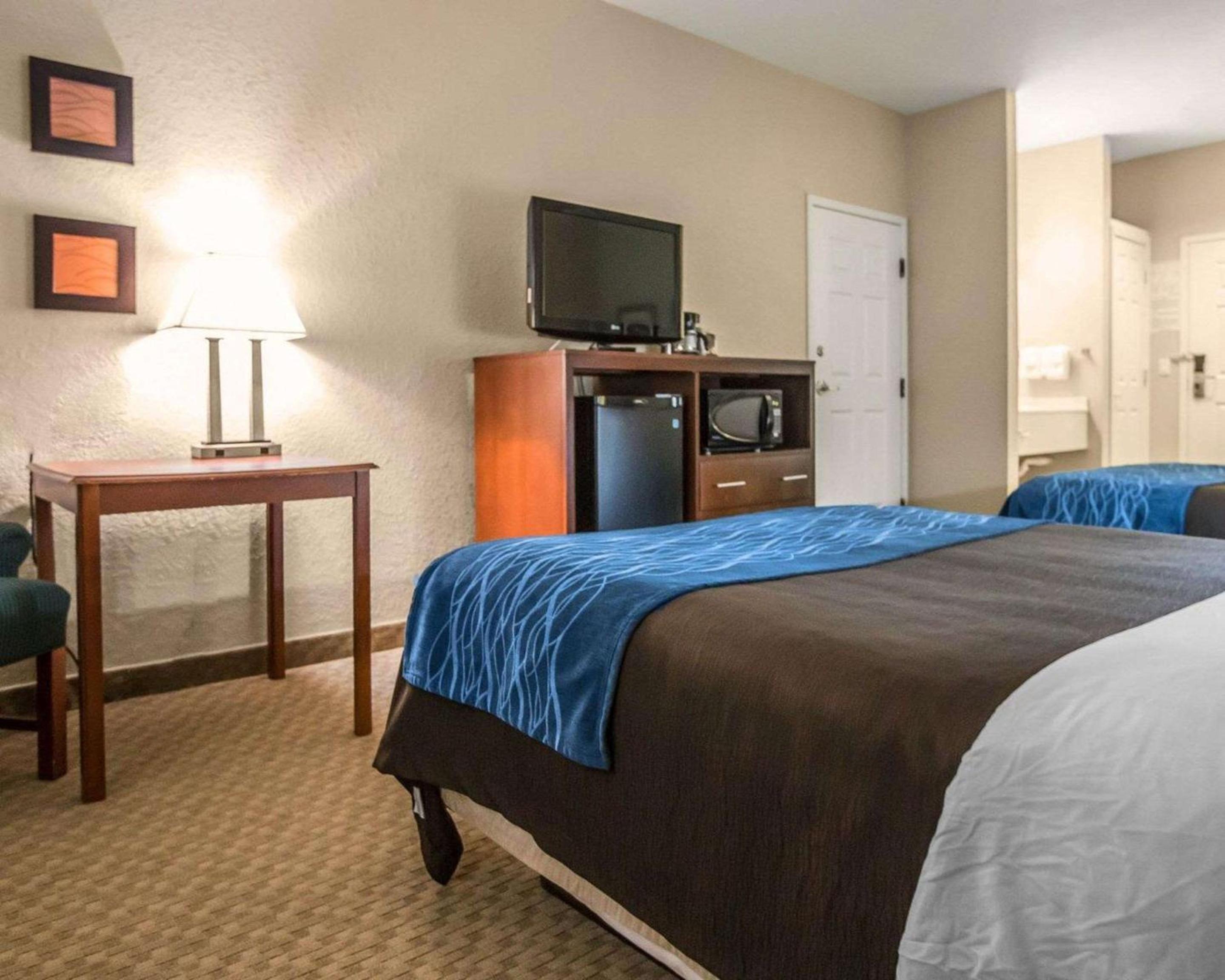 Queen Room with Two Queen Beds - Non-Smoking - Photo 1