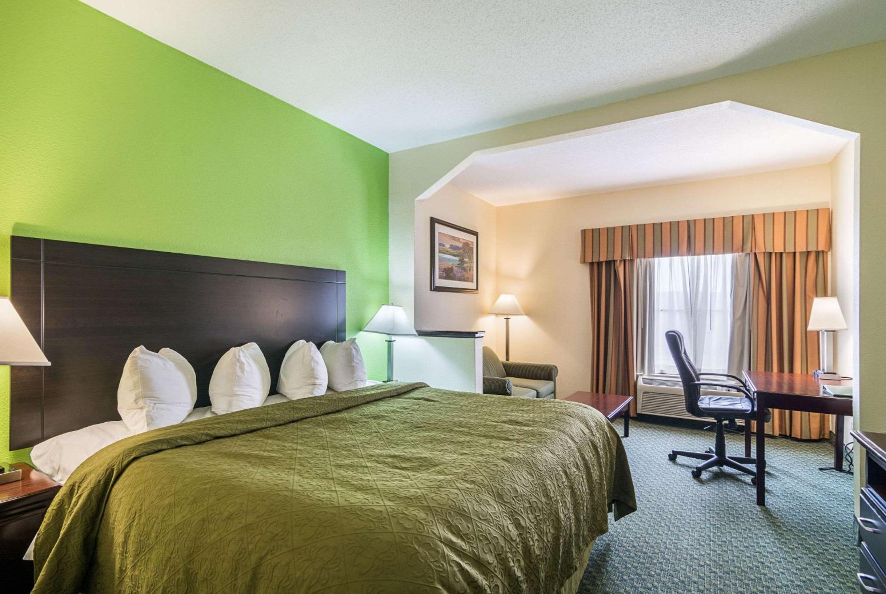King Suite - Non-Smoking - Photo 2
