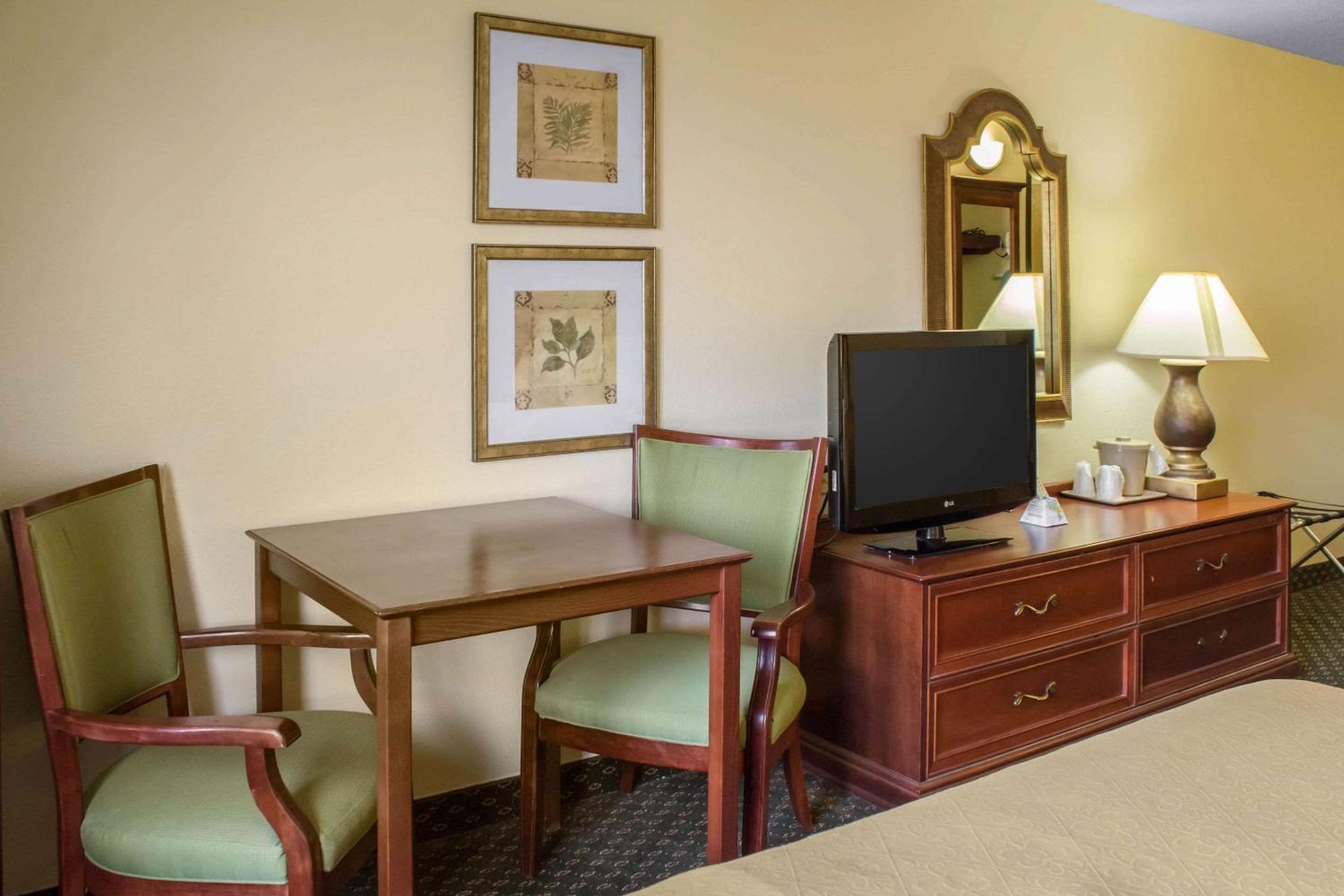Queen Room with Two Queen Beds - Non-Smoking photo 1
