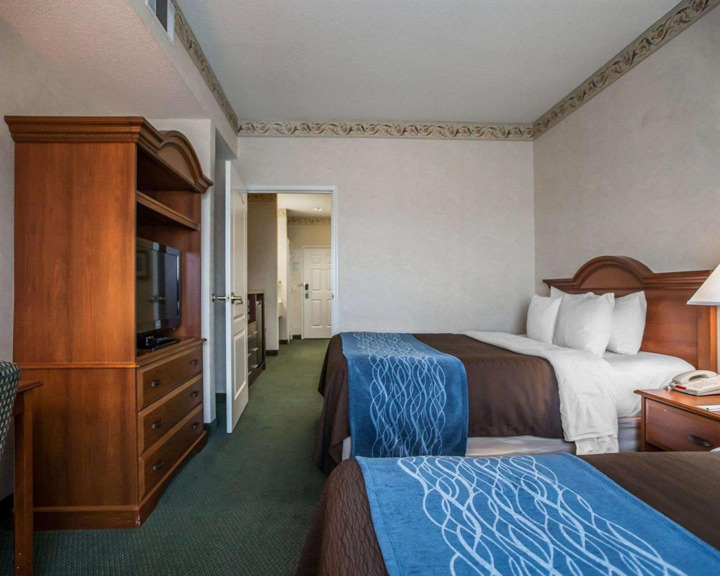 Queen Suite with Two Queen Beds and Sofa Bed - Non-Smoking - Photo 1