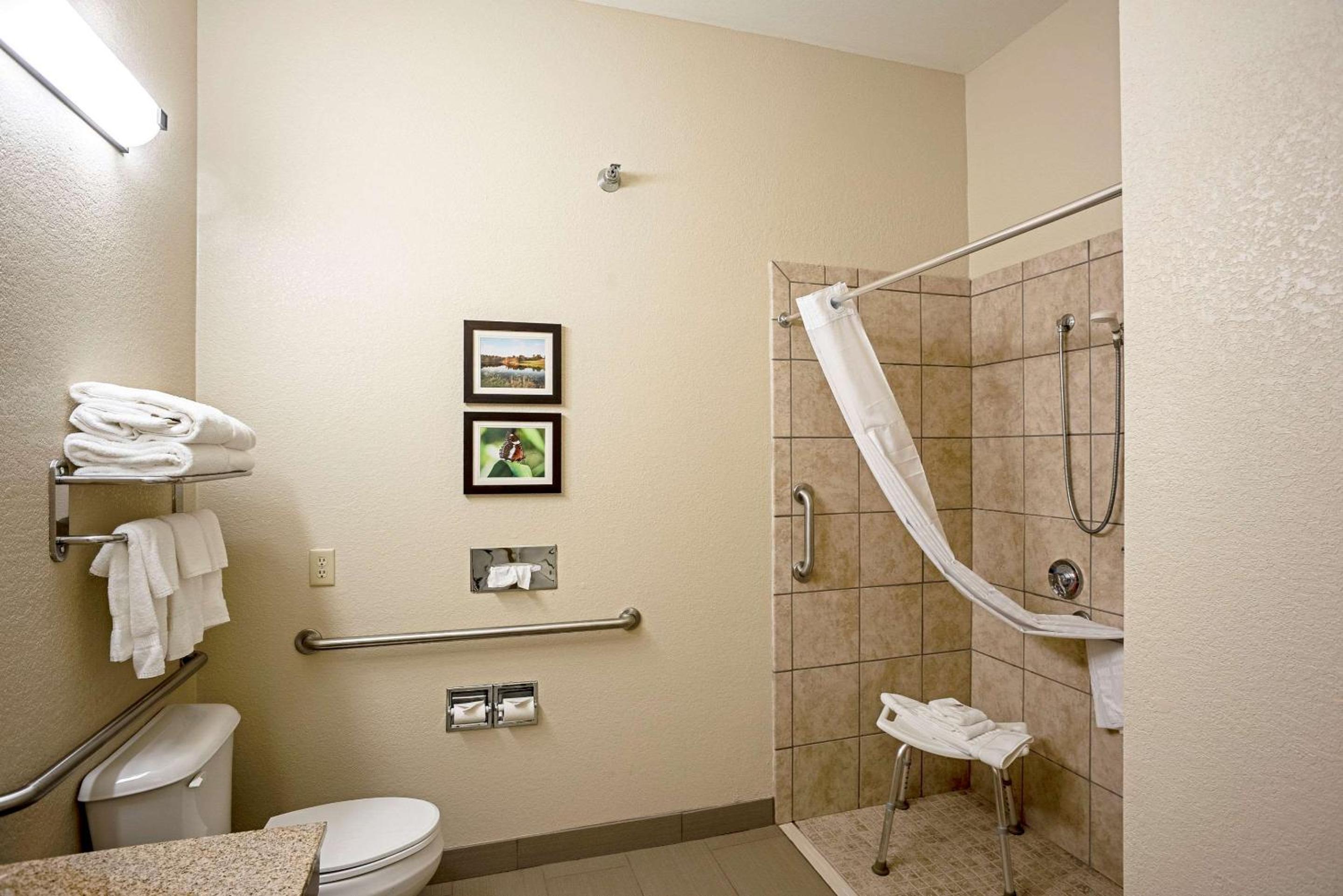 Queen Room with Two Queen Beds and Tub - Accessible/Non-Smoking - Photo 2