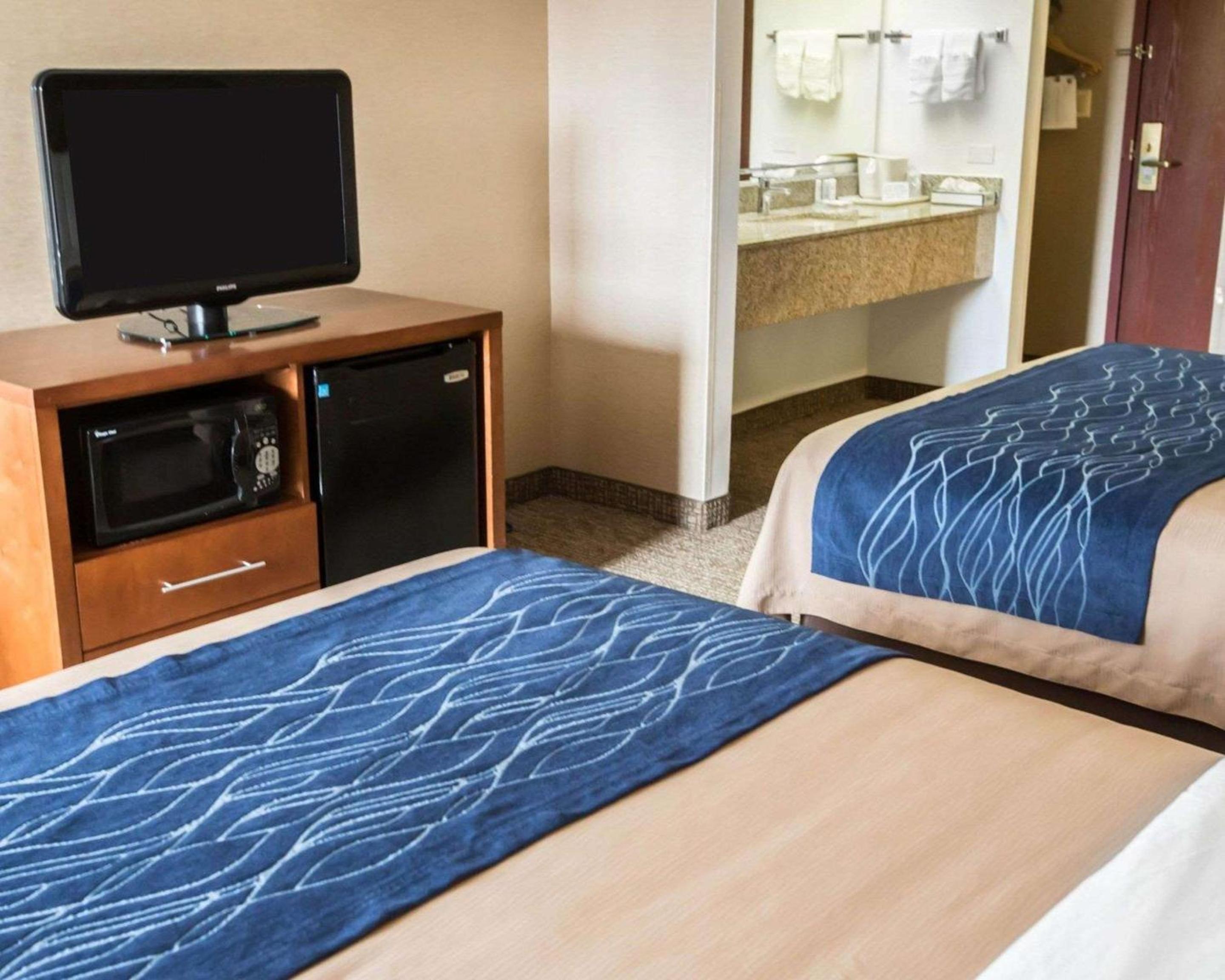 Queen Room with Two Queen Beds - Non-Smoking - Photo 4