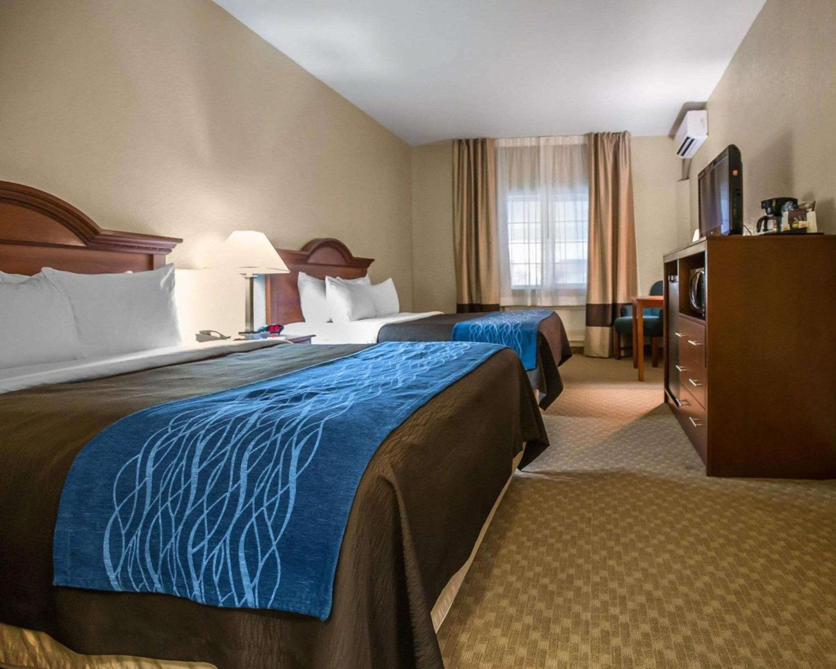Queen Room with Two Queen Beds - Non-Smoking - Photo 3